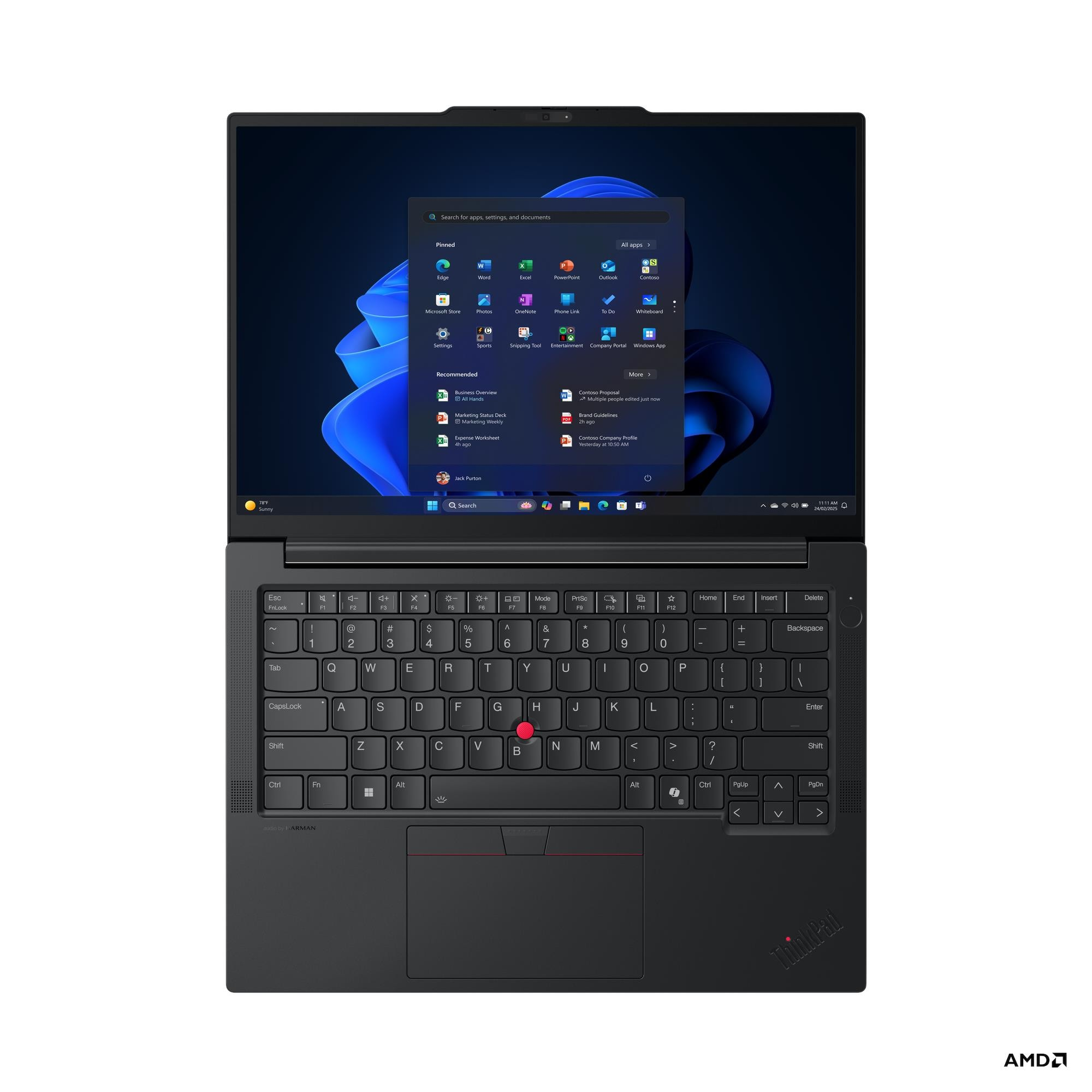 Laptop con interfaccia Windows visibile. Tastiera in primo piano. Logo AMD in basso a destra.