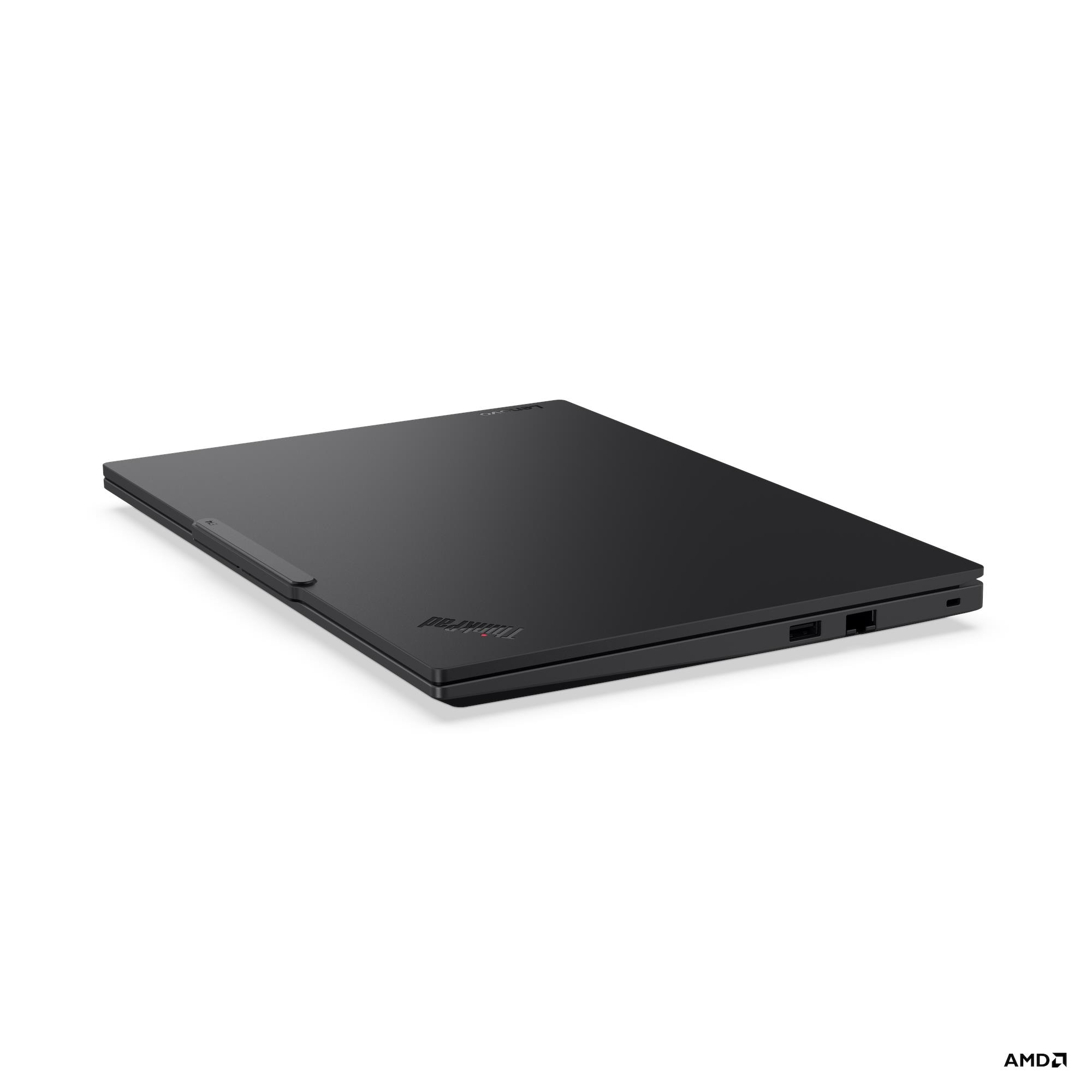 Un laptop nero chiuso su sfondo bianco. Il logo Thinkpad è visibile.