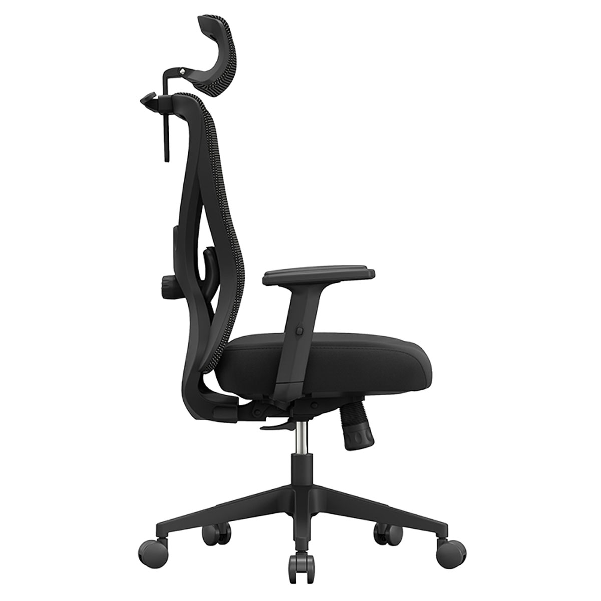 Czarne ergonomiczne krzesło biurowe z zagłówkiem, podłokietnikami i podstawą na pięciu kółkach. Jest na białym tle.