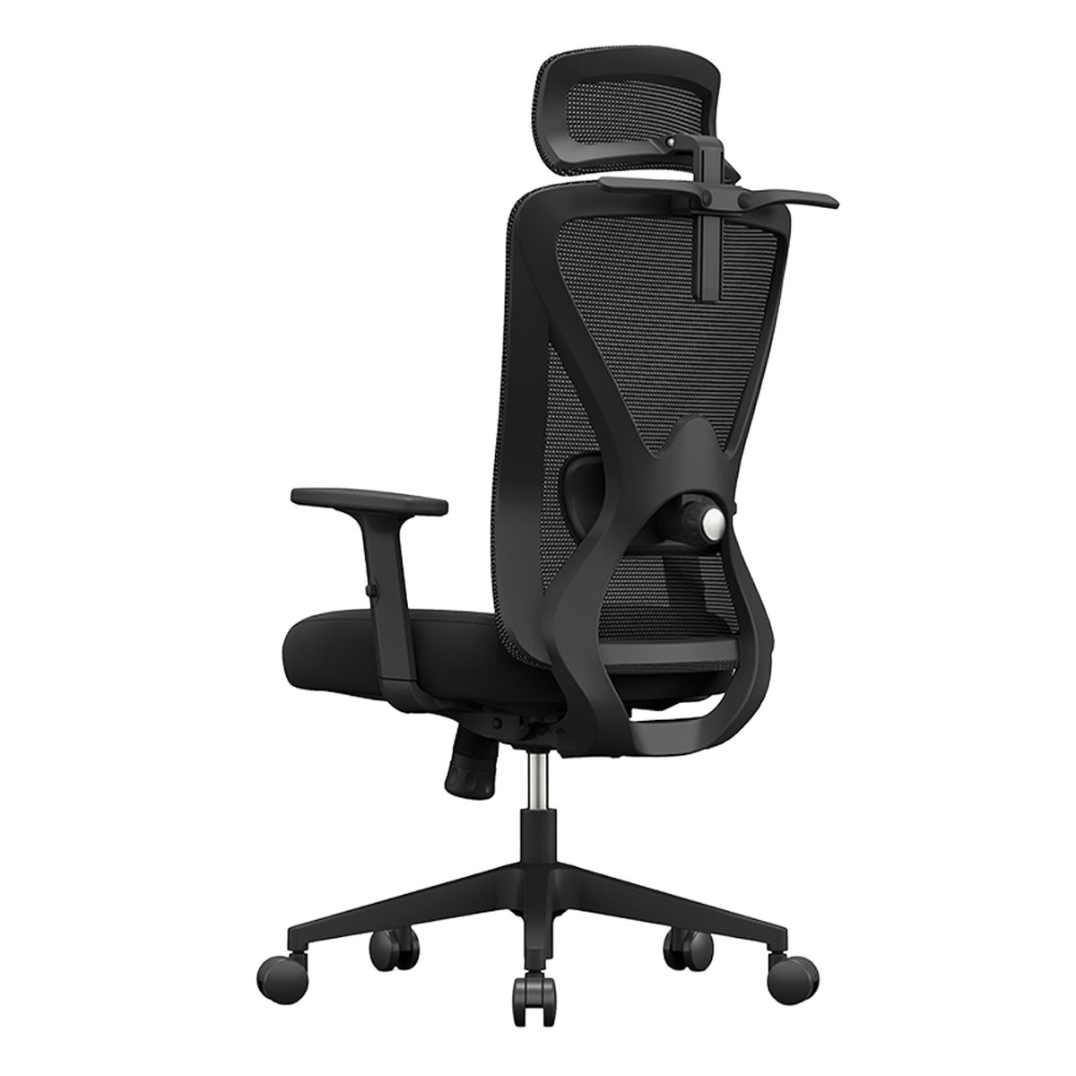 Czarny ergonomiczny fotel biurowy. Ma zagłówek, siatkowe oparcie, podłokietniki i podstawę na pięciu kółkach. Tło jest białe.