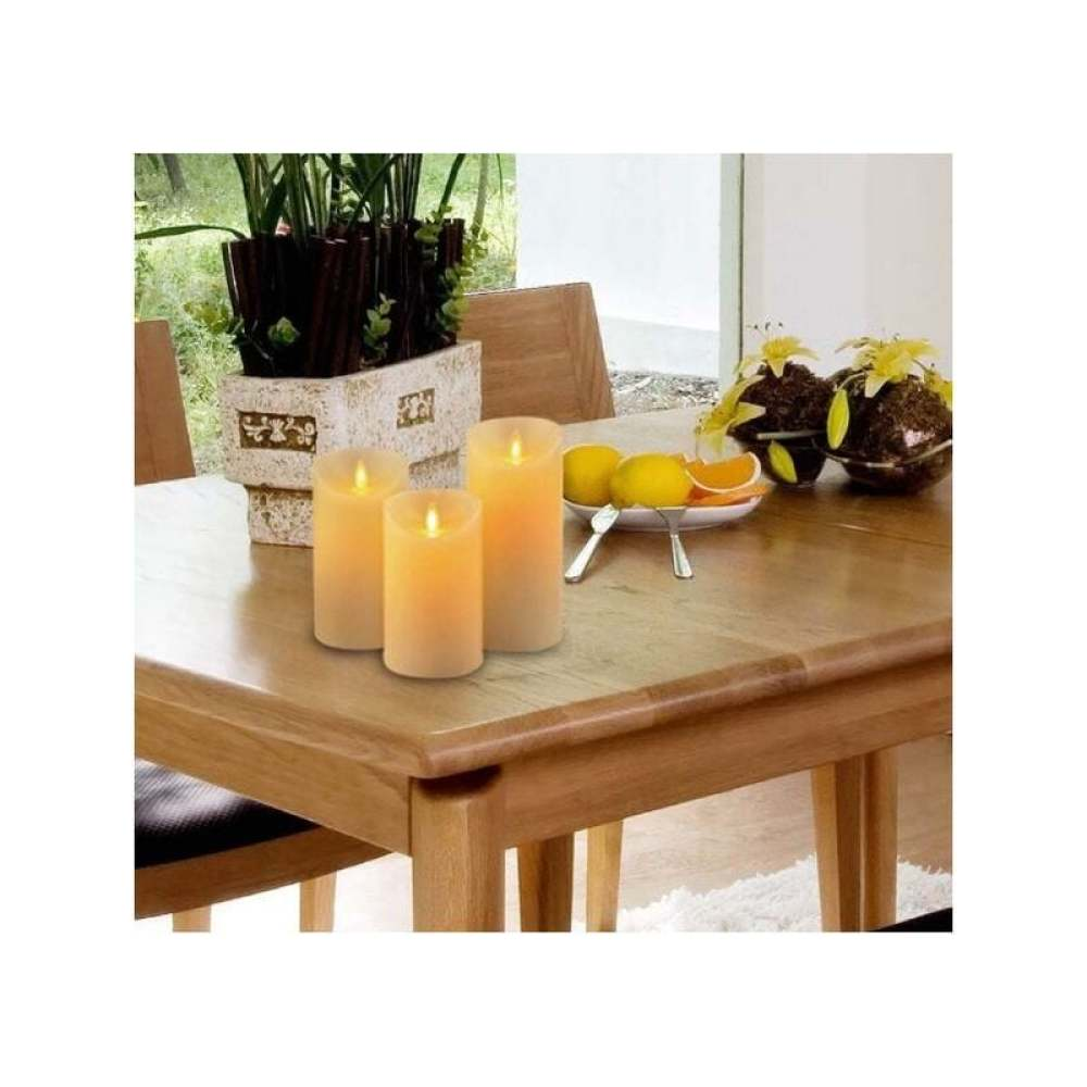 Holztisch mit drei brennenden Kerzen und einer Pflanze. Zitronen und Besteck sind auf dem Tisch angeordnet, mit einigen Blumen.