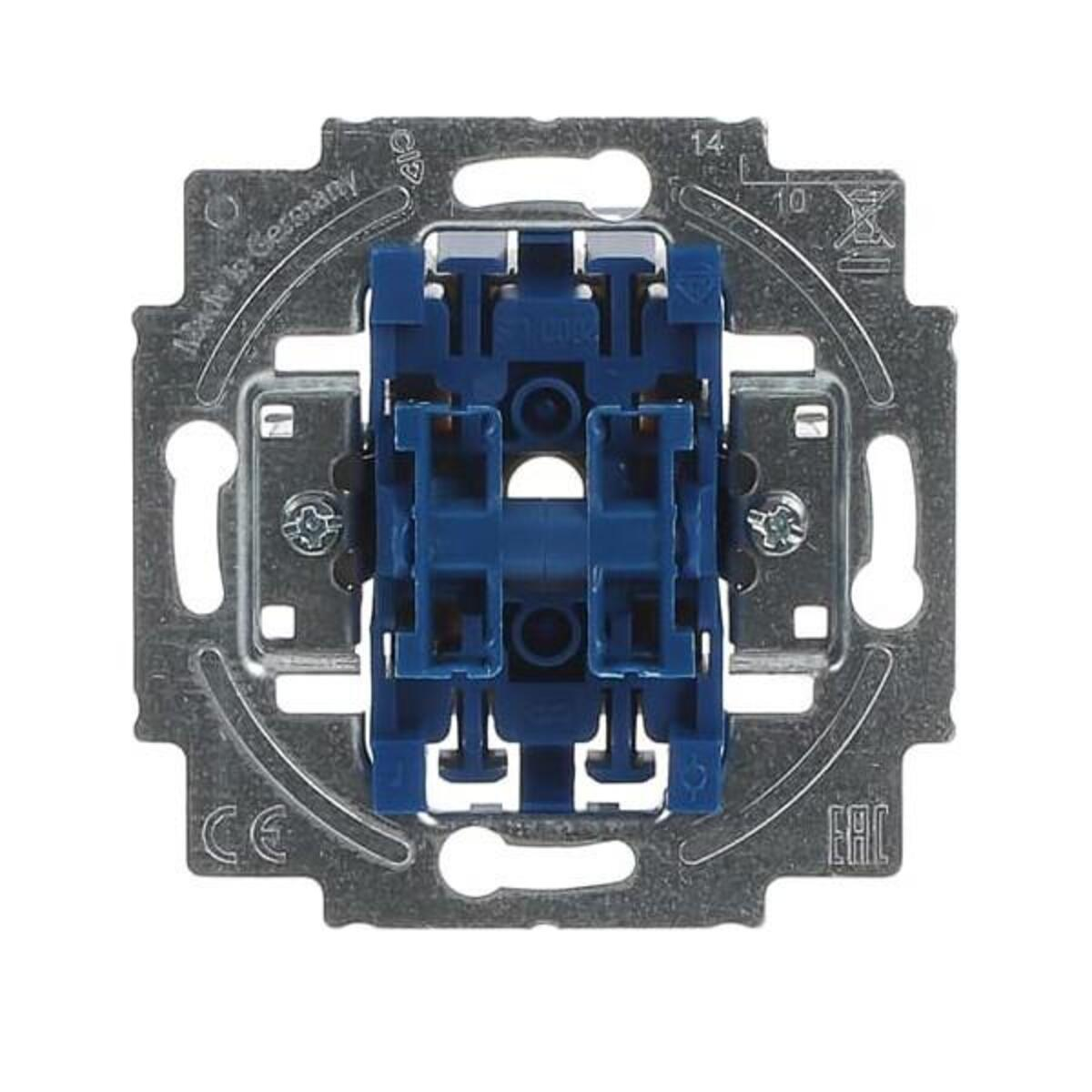 Un interruttore elettrico quadrato con un componente centrale blu, circondato da una cornice in metallo argentato. Il testo 'Made in Germany' è visibile.