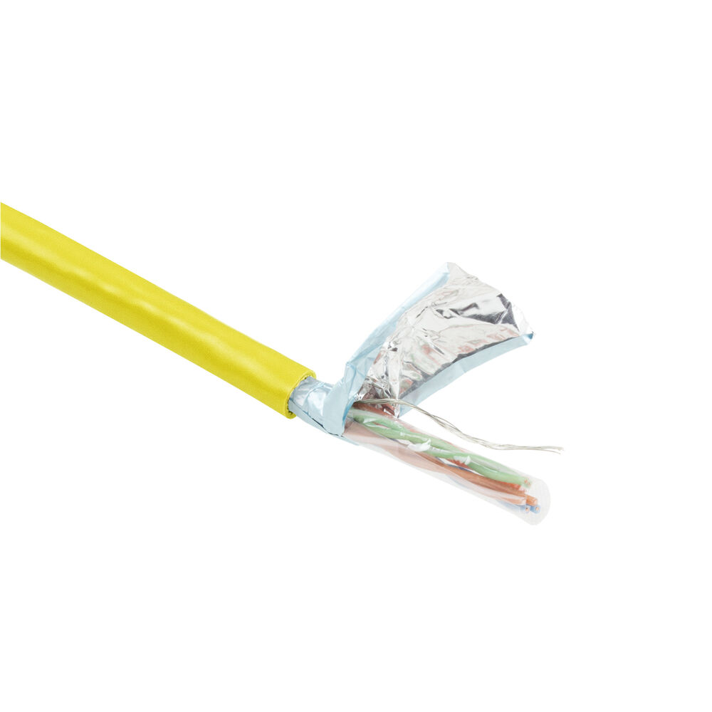 Un cavo giallo con fili scoperti, foglio d'argento e plastica trasparente. I fili sono verdi, arancioni e bianchi.