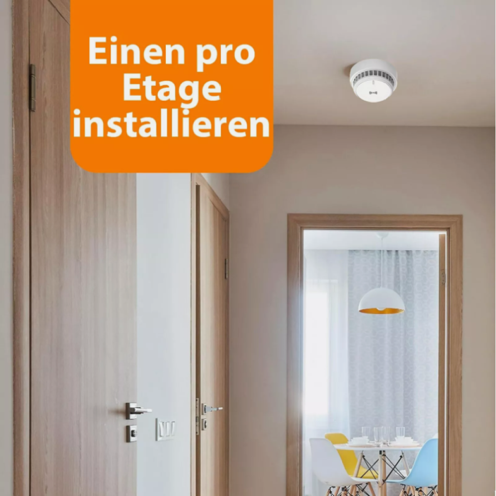 Flur mit Holztüren, Rauchmelder an der Decke und orangefarbener Textbox. Durch einen Türrahmen ist ein Esszimmer zu sehen.