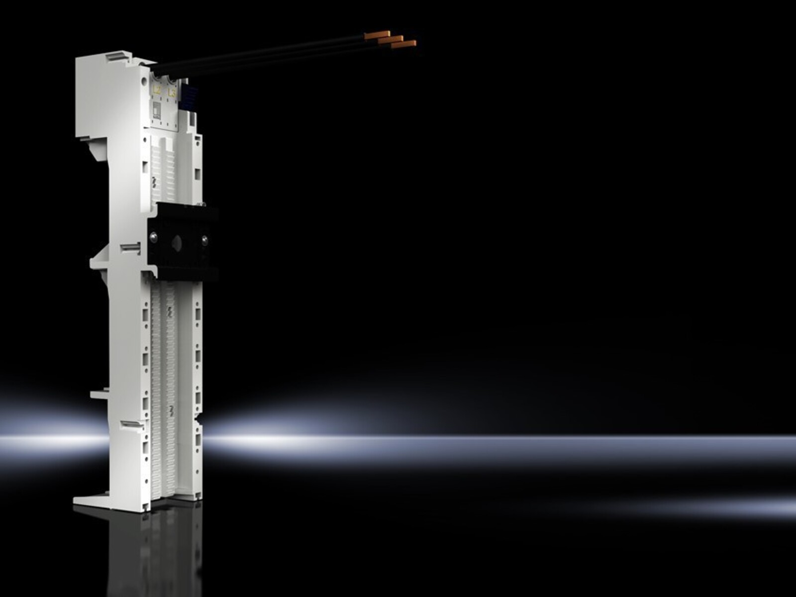 Un componente elettrico bianco con fili neri e estremità in rame, su sfondo nero con superficie riflettente.