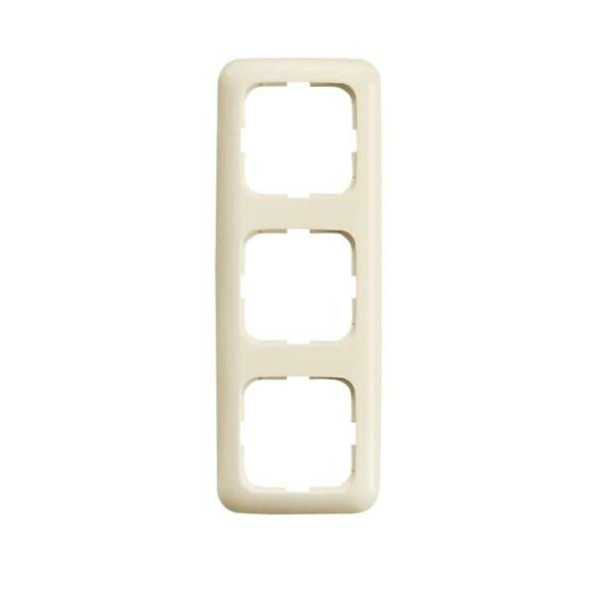 Una copertura per prese elettriche color crema con tre aperture rettangolari, disposte verticalmente. Ha angoli arrotondati.