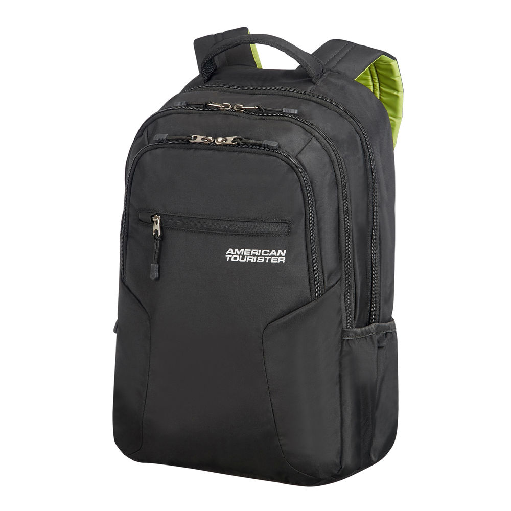 Ein schwarzer American Tourister Rucksack mit grünen Akzenten. Er hat mehrere Fächer und einen oberen Griff. Der Hintergrund ist weiß.