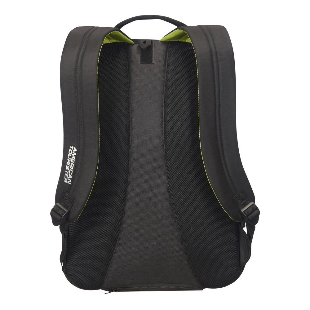 Ein schwarzer American Tourister Rucksack. Merkmale sind grüne Futter, gepolsterter Rücken und Träger. Der Markenname befindet sich auf der linken Seite.
