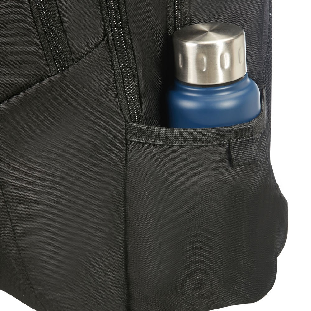 Nahaufnahme eines schwarzen Rucksacks mit einer blauen Wasserflasche in einer Seitentasche. Die Flasche hat einen silbernen Deckel.