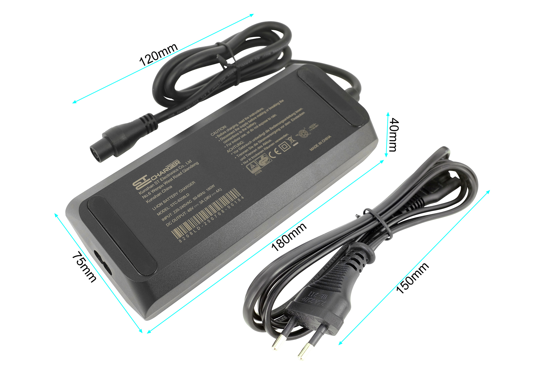 Ein schwarzes Batterieladegerät mit Netzkabel. Es hat Etiketten mit Text und Messungen. Abmessungen sind angegeben.