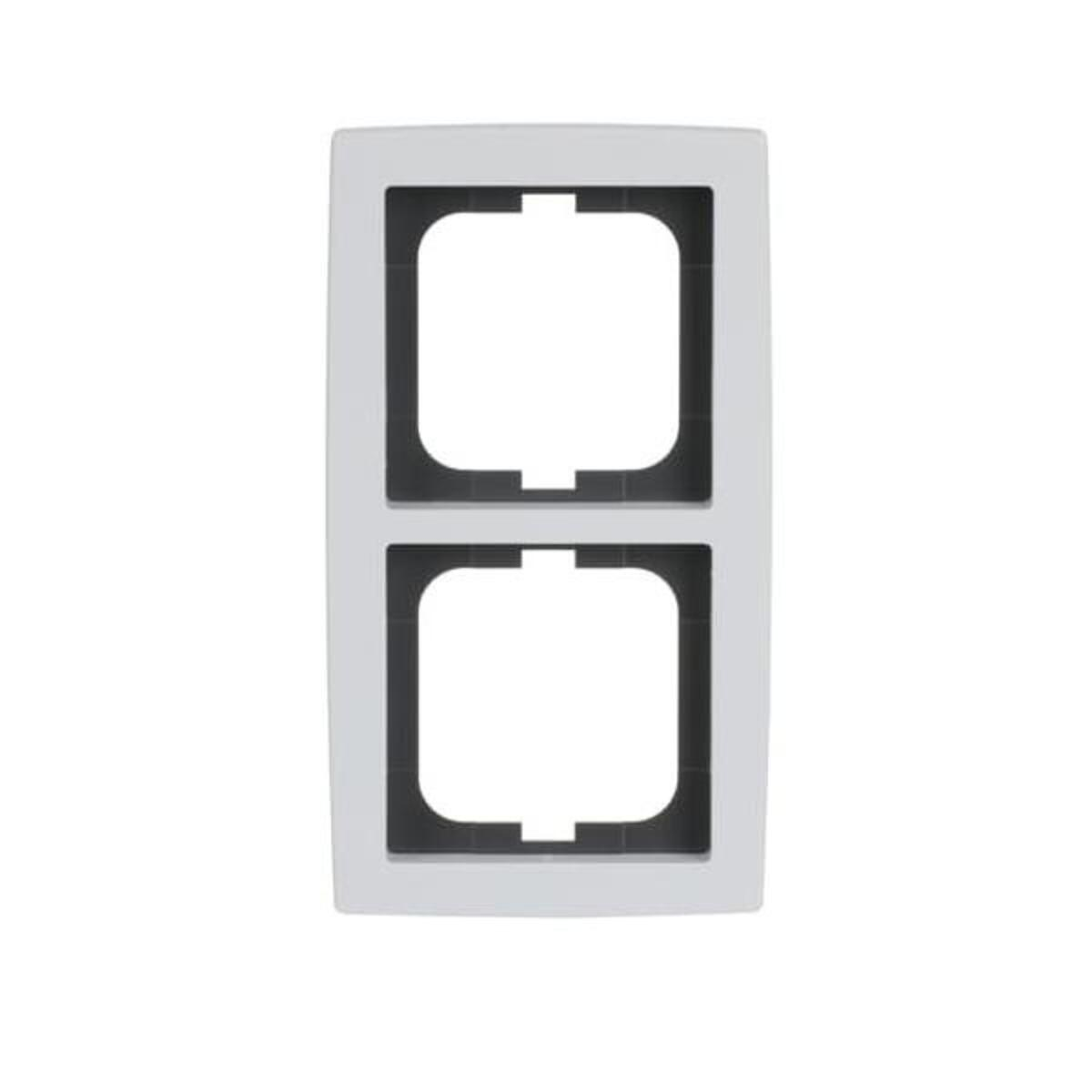 Una copertura bianca per presa elettrica con due aperture quadrate. Le aperture sono delineate in nero.