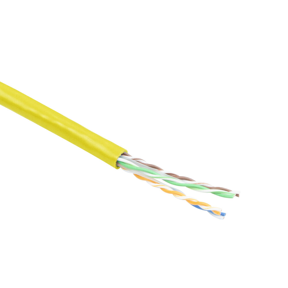 Cavo di rete giallo con coppie intrecciate esposte di vari colori, tra cui bianco, arancione, verde, marrone e blu, su sfondo bianco.