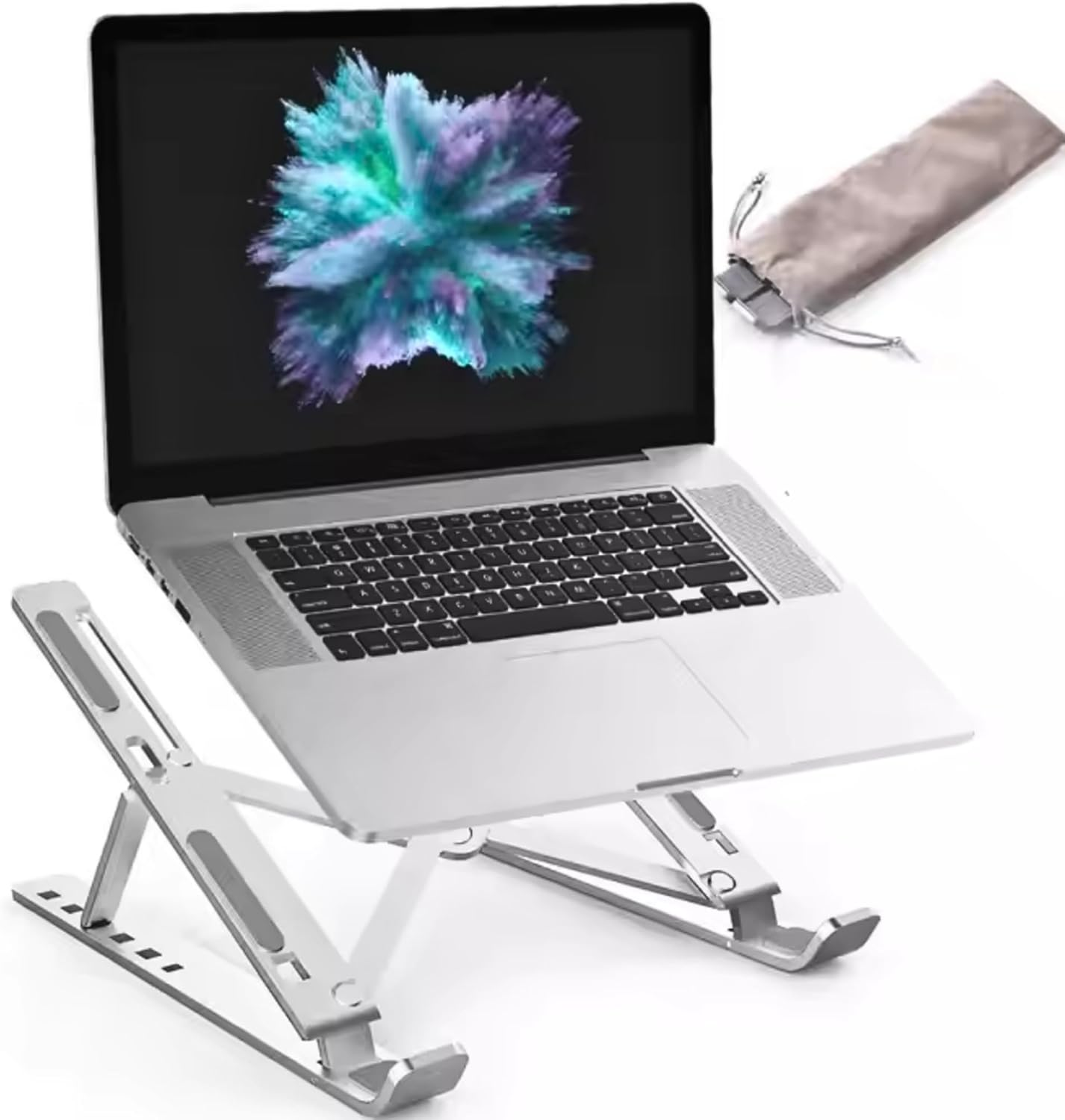 Ein silberner Laptop auf einem silbernen Ständer mit farbenfrohem Bildschirm. Rechts eine kleine graue Tasche.