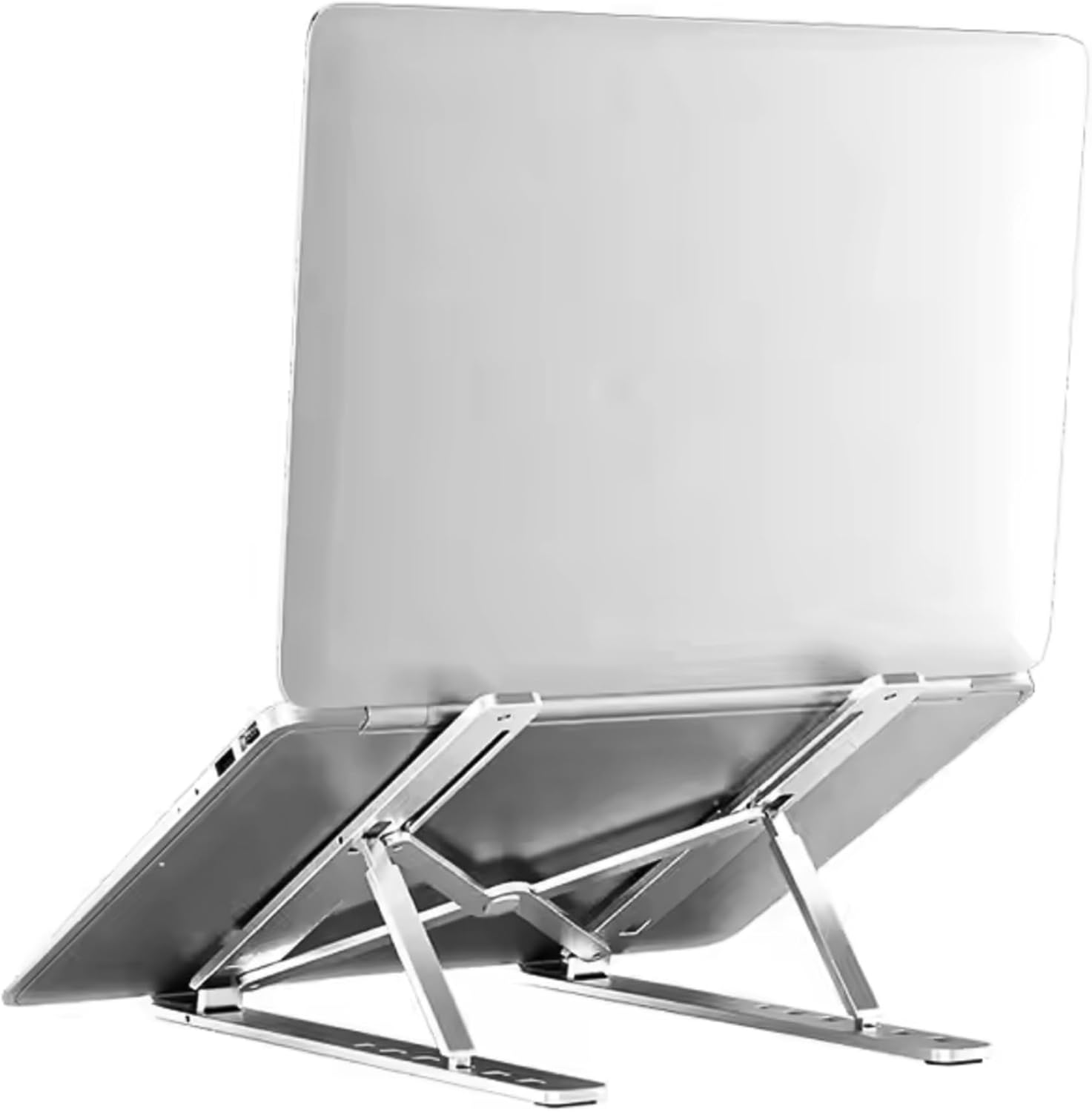 Ein silberner Laptop steht auf einem silbernen Laptop-Ständer. Der Ständer ist abgewinkelt, der Bildschirm zeigt nach oben.