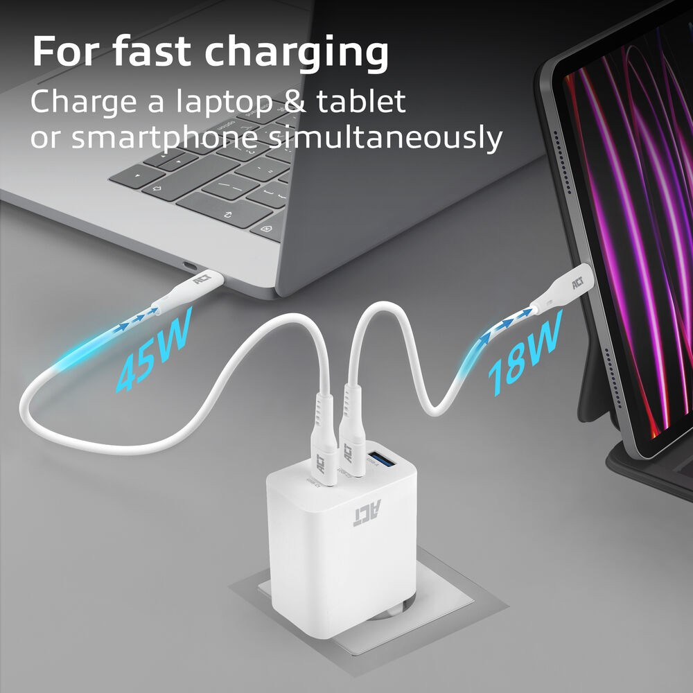 Chargeur blanc avec câbles connectés à un ordinateur portable et une tablette. Le texte indique une charge de 45W et 18W. Le fond est gris.