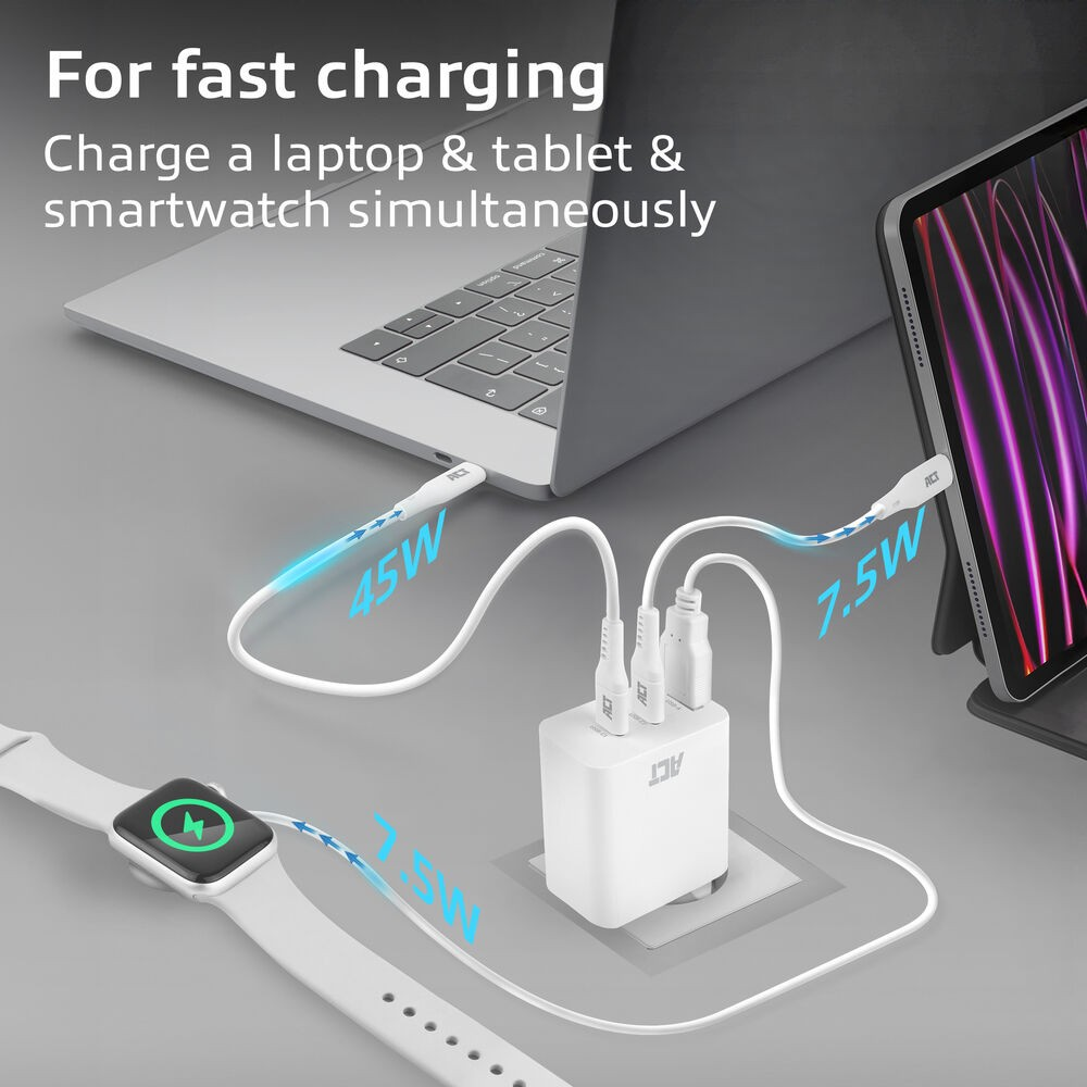 Un chargeur blanc alimente un ordinateur portable, une tablette et une montre connectée. Les câbles montrent le flux d'alimentation à 45W et 7,5W. Sur fond gris.