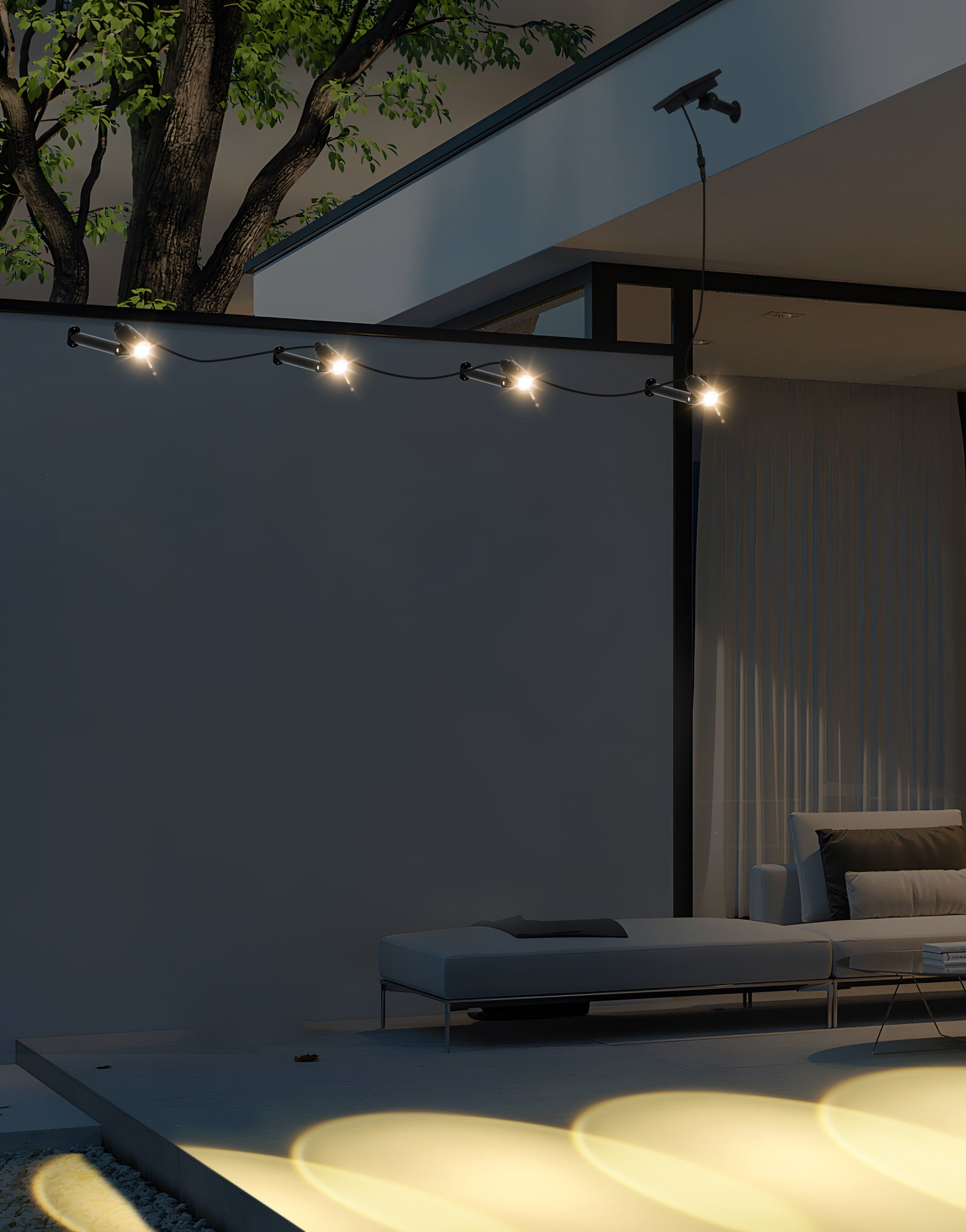 Außenszene bei Nacht. Ein modernes Haus mit Lichtern, einem Baum und einem Sofa. Weiches Licht schafft eine gemütliche Atmosphäre.