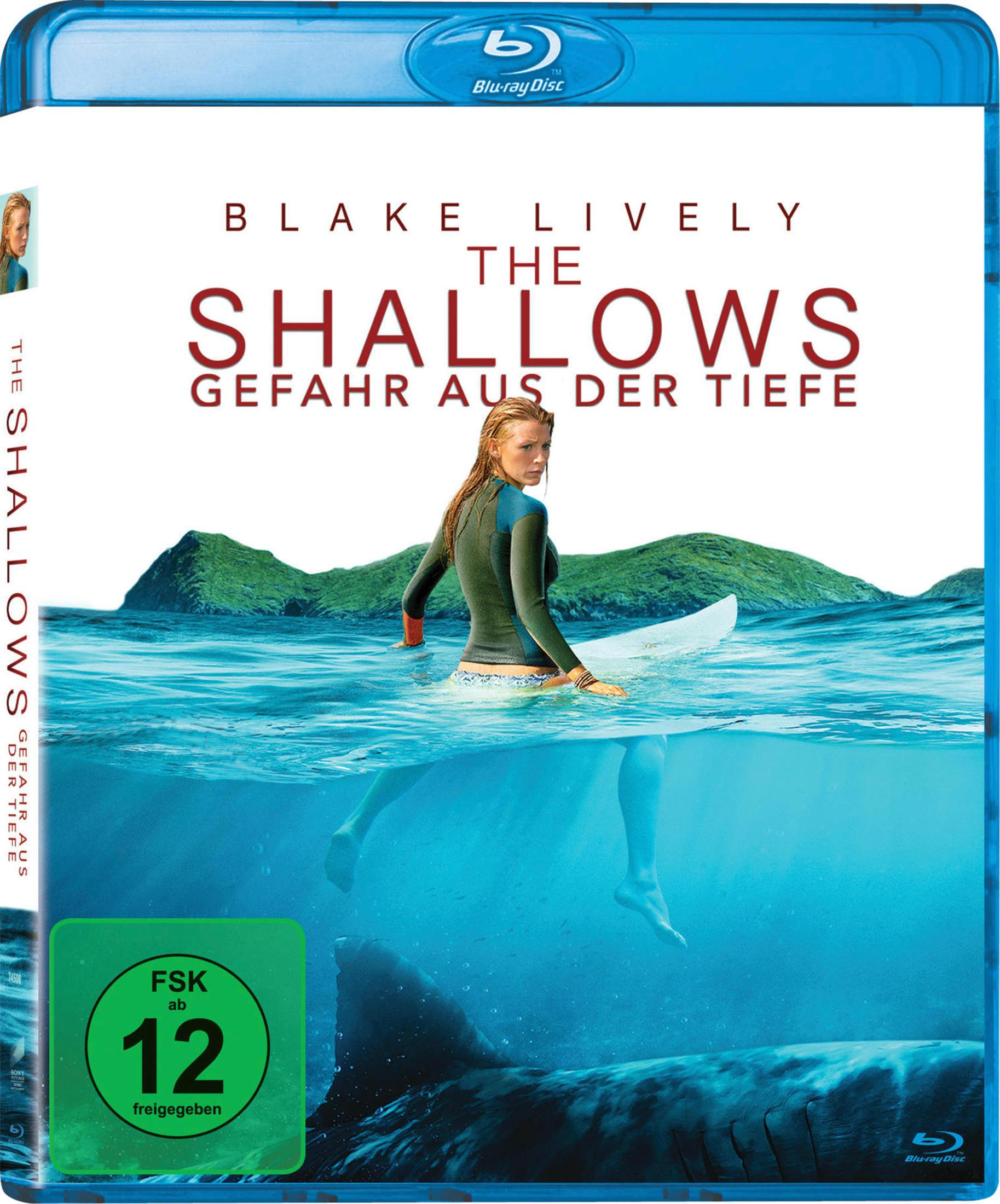 Couverture Blu-ray. Blake Lively dans l'eau avec une planche de surf. Titre : The Shallows. Aileron de requin visible sous l'eau. Tons bleus et verts.