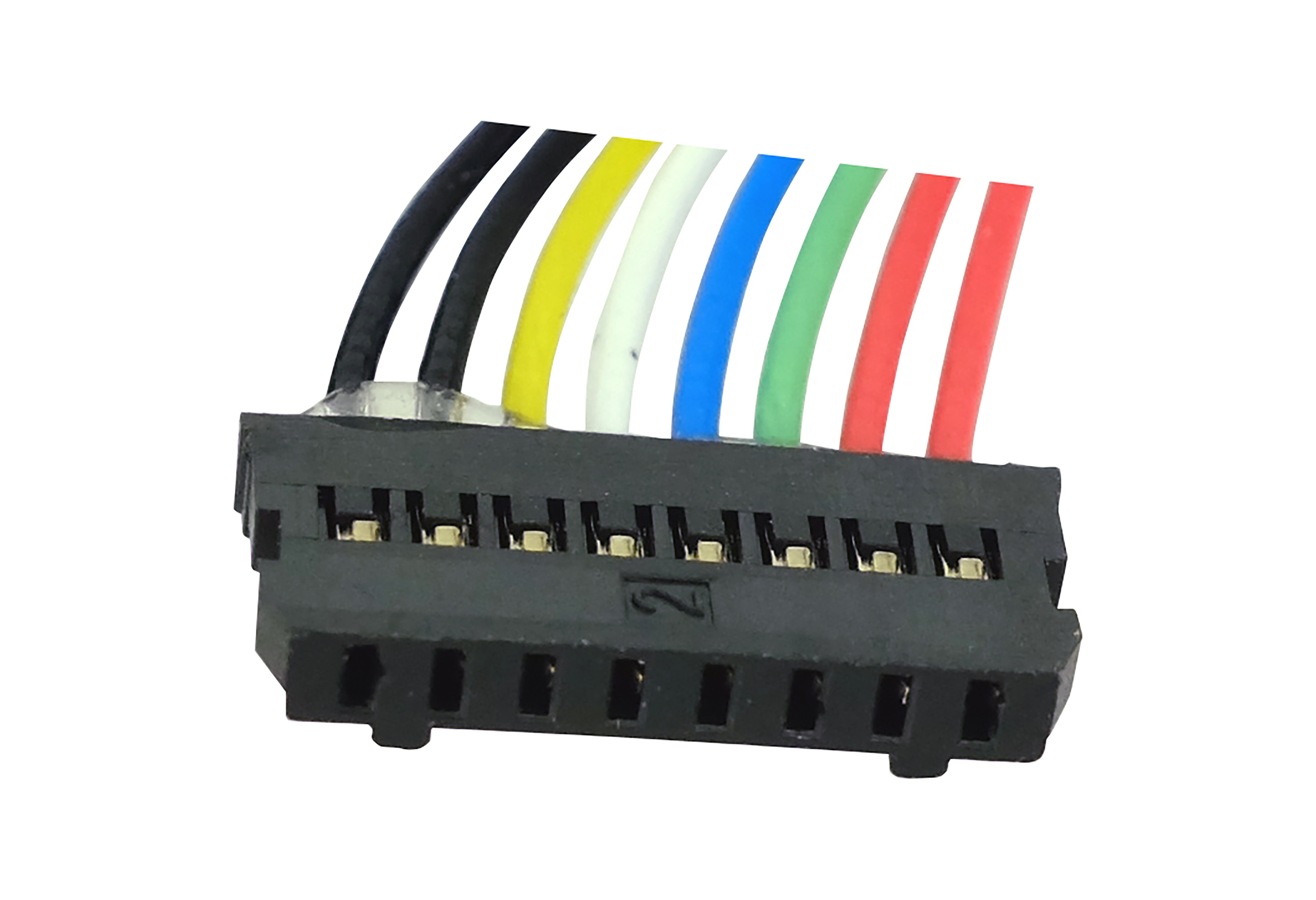Ein schwarzer Stecker mit verschiedenfarbigen Drähten (schwarz, gelb, weiß, blau, grün, rot).