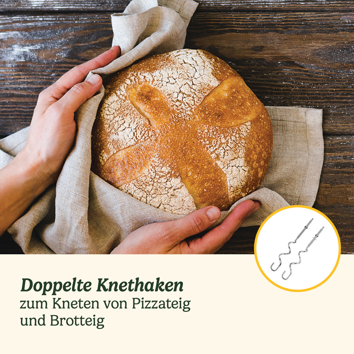 Handen houden een brood op een linnen doek. Het brood is goudbruin met een kruisvormige insnijding. Mixeropzetstukken.