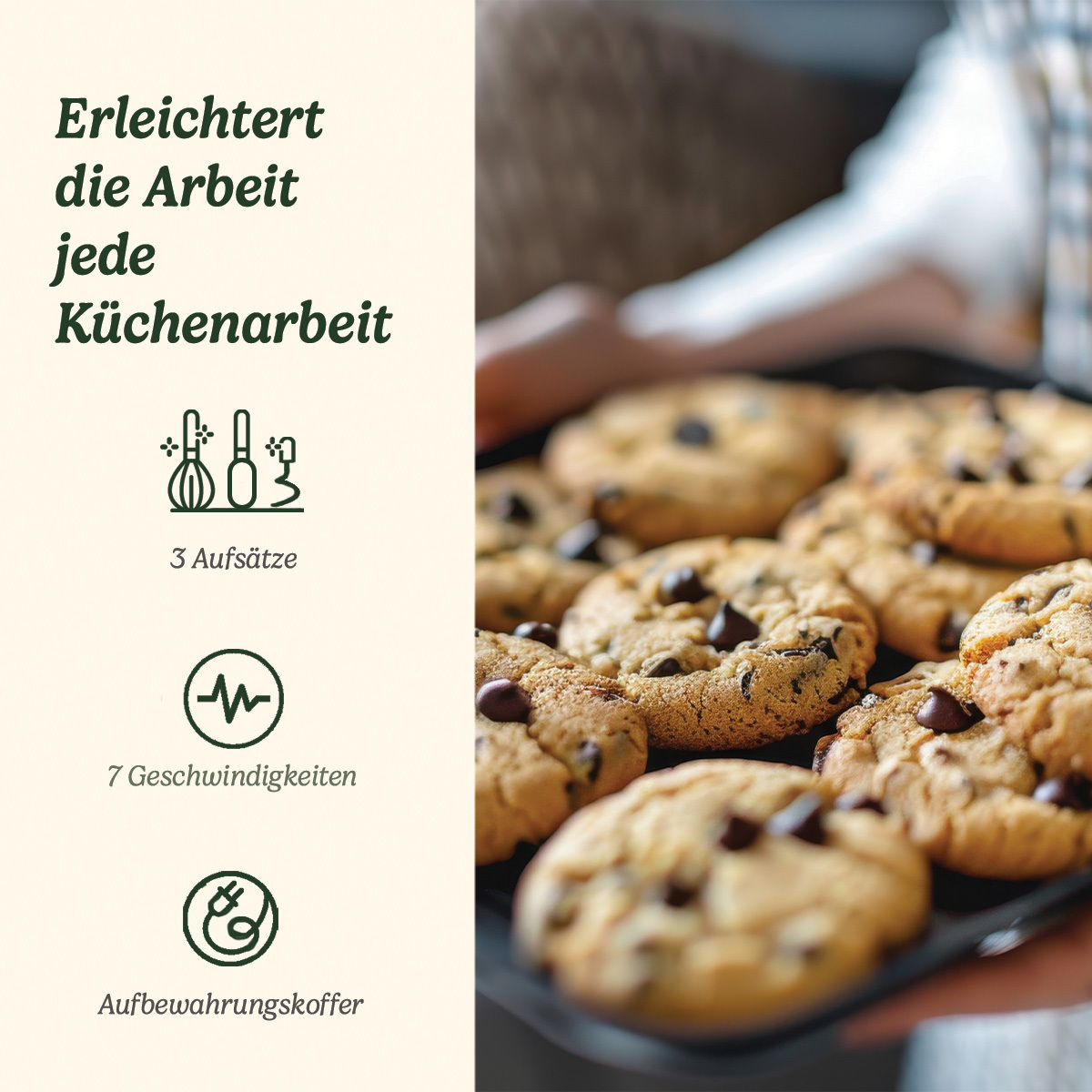 Een dienblad met chocolate chip cookies wordt vastgehouden, met Duitse tekst over keukenassistentie-functies aan de linkerkant.