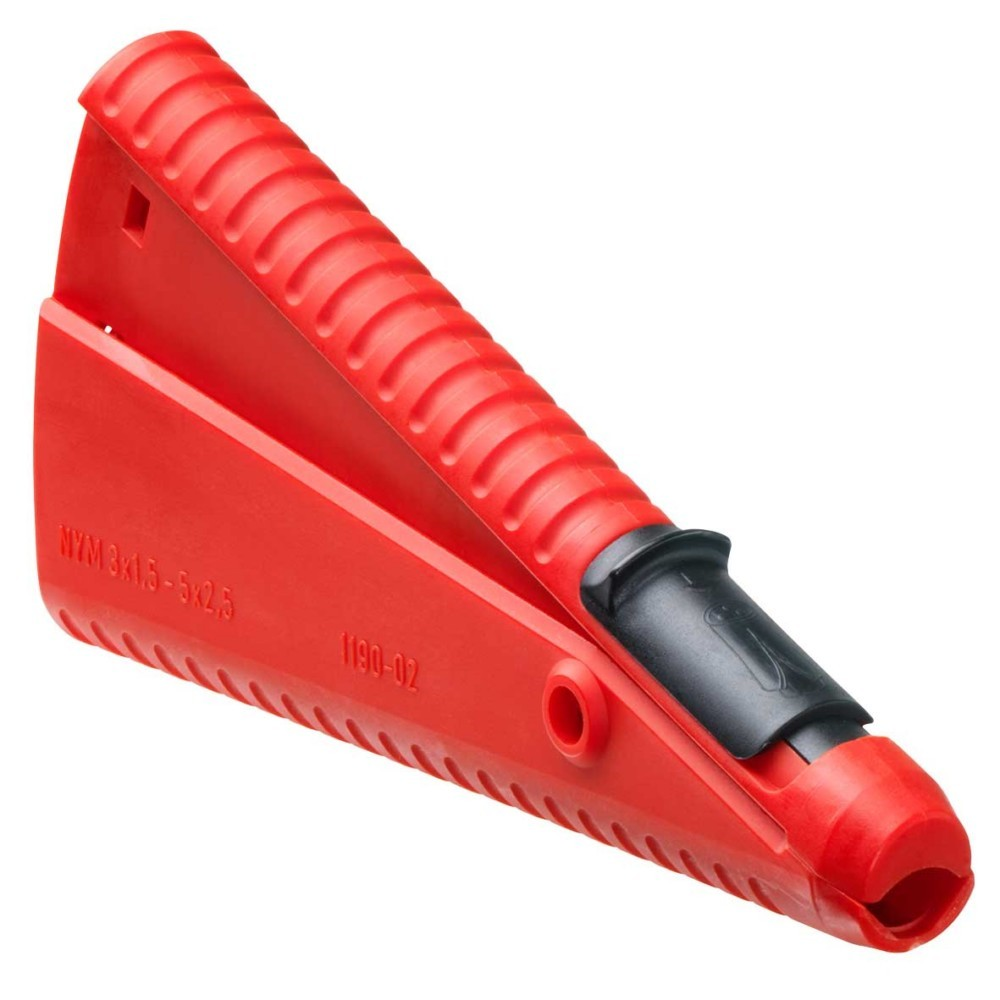 Ein rotes Kabelabisolierwerkzeug. Es hat einen geriffelten Griff, einen schwarzen Griff und ein spitzes Ende. Auf der Seite steht 'NYM 3x1.5-5x2.5'.