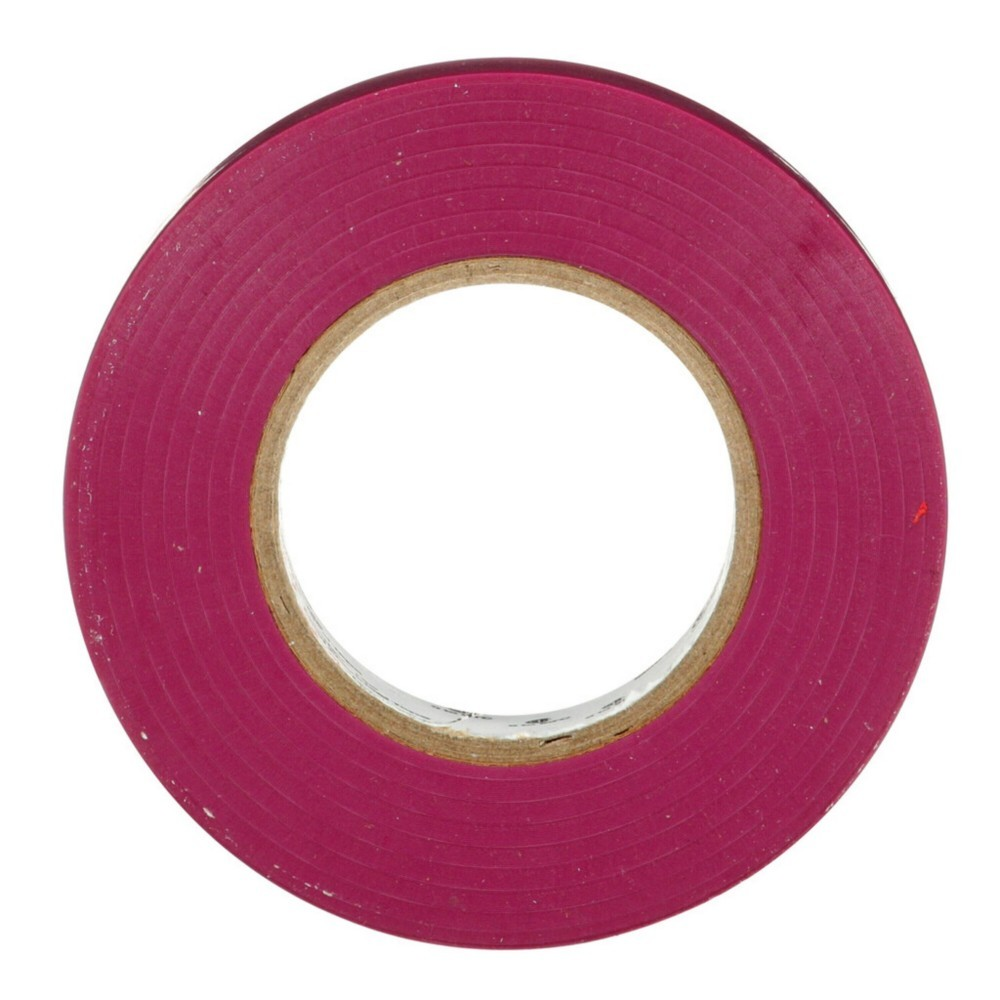 Un rotolo di nastro isolante magenta è centrato su uno sfondo bianco. Il nastro ha un'anima di cartone e una superficie liscia.