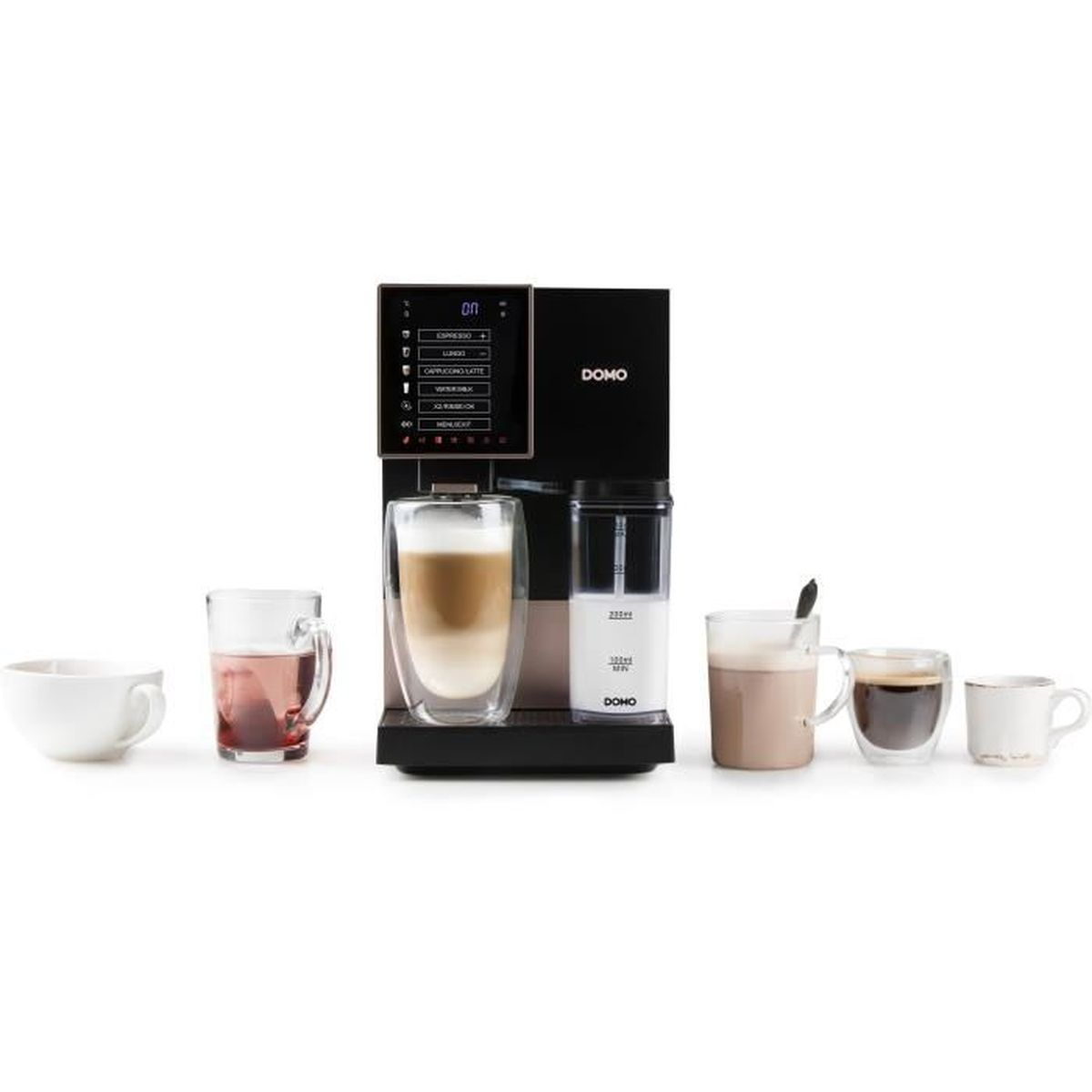 Una cafetera con varias bebidas de café en vasos y tazas transparentes. Hay una bebida de café con leche y una máquina con el logo 'DOMO'.