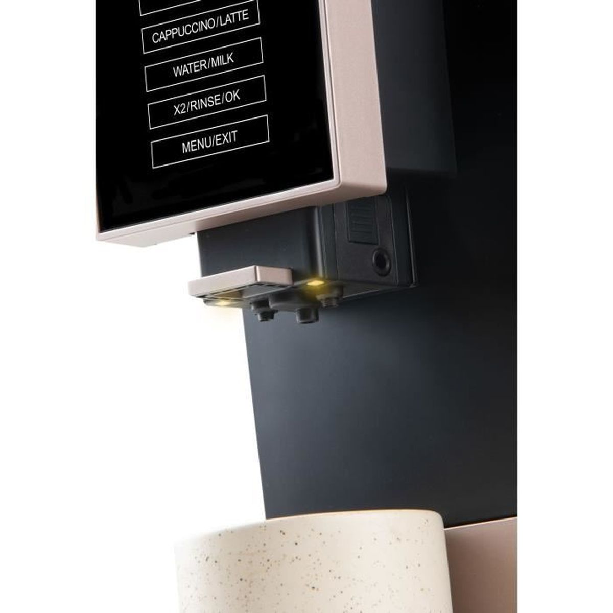 Primer plano de una máquina de café, con pantalla táctil, botones y una taza. La máquina es negra y beige.