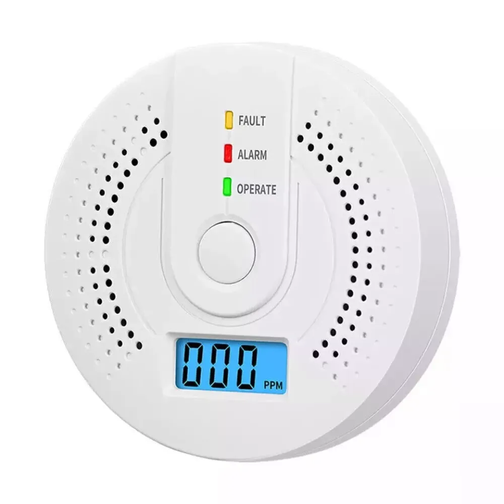 Ein weißer Gasdetektor mit drei Kontrollleuchten: Fehler, Alarm und Betrieb. Es hat ein digitales Display mit '000' ppm.
