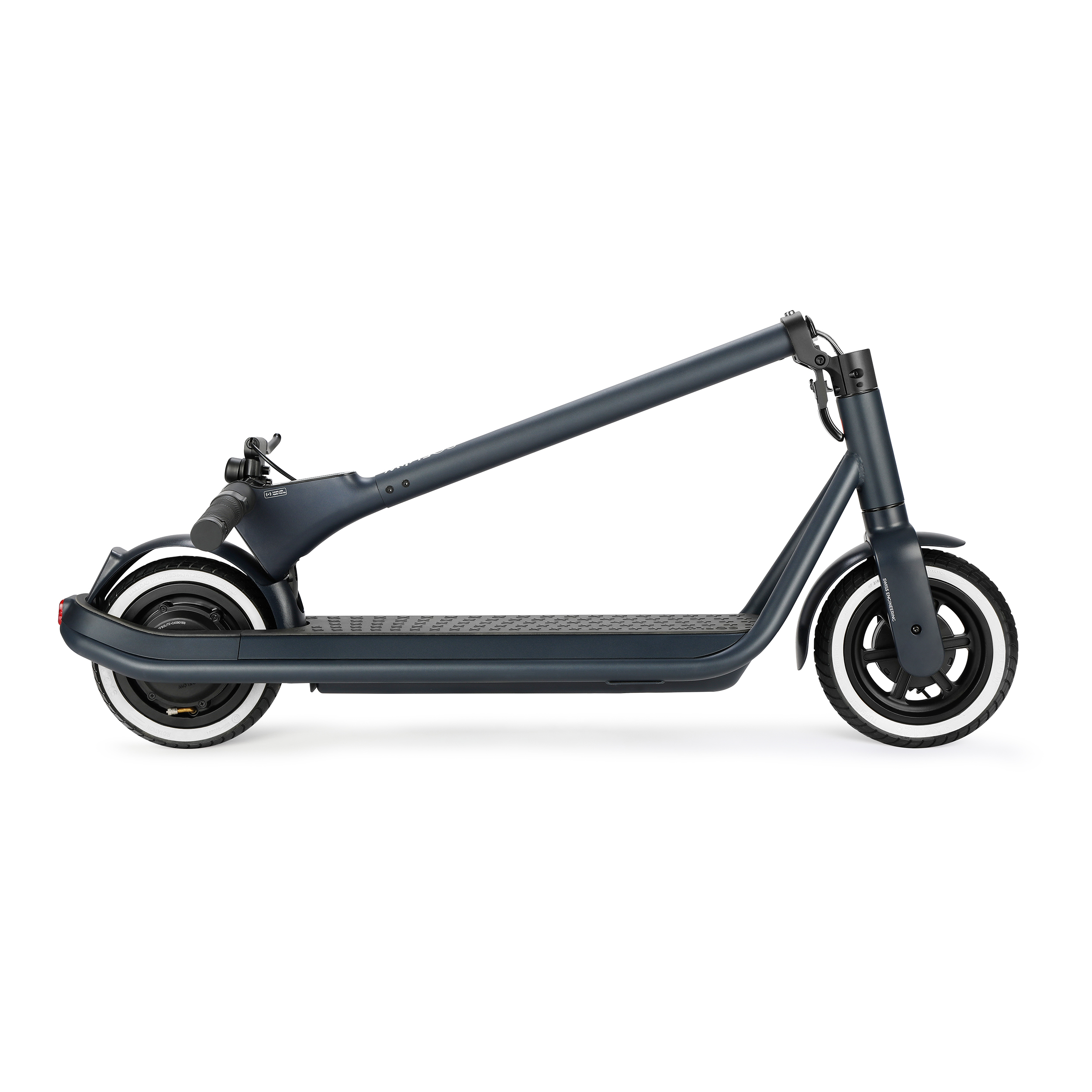 Un monopattino elettrico grigio scuro. Pneumatici a fascia bianca, cerchi neri. Lo scooter è su sfondo bianco.