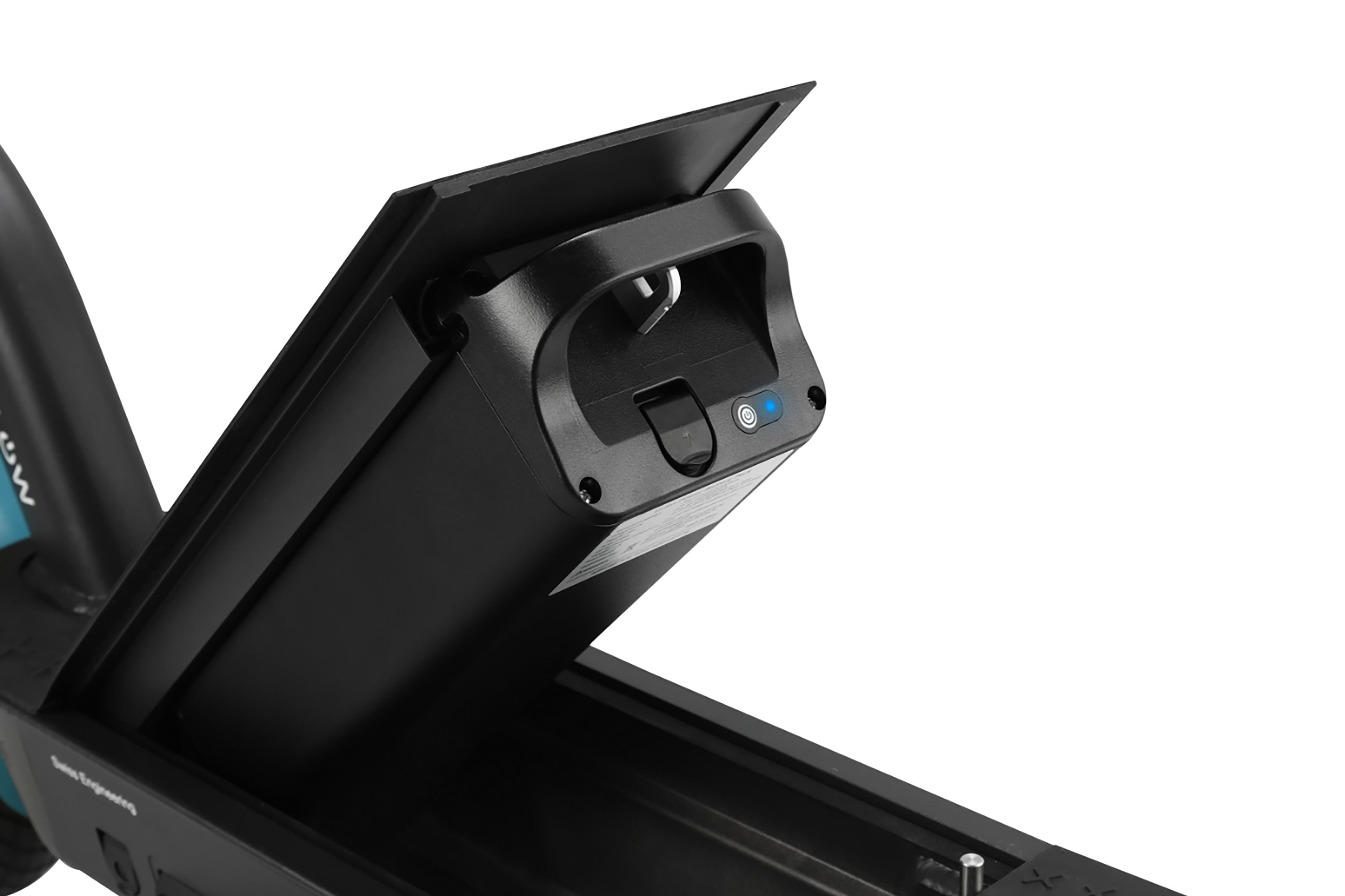 Schwarzes E-Scooter-Batteriefach mit geöffnetem Deckel, das einen Power-Knopf und ein blaues Licht zeigt. Der Hintergrund ist weiß.