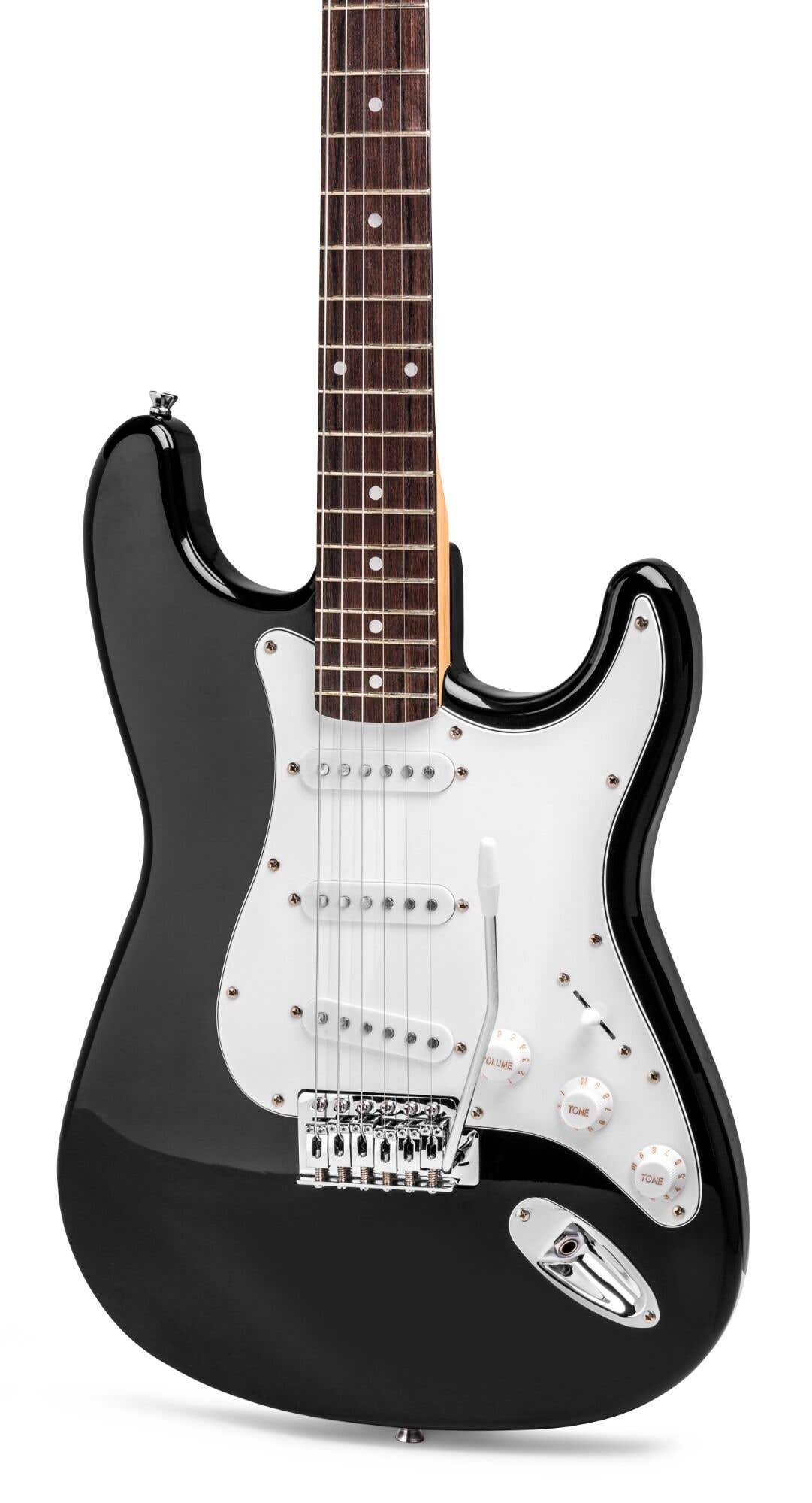 Una guitarra eléctrica negra con golpeador blanco, herrajes cromados y mástil marrón. Se ven perillas, cuerdas y pastillas.