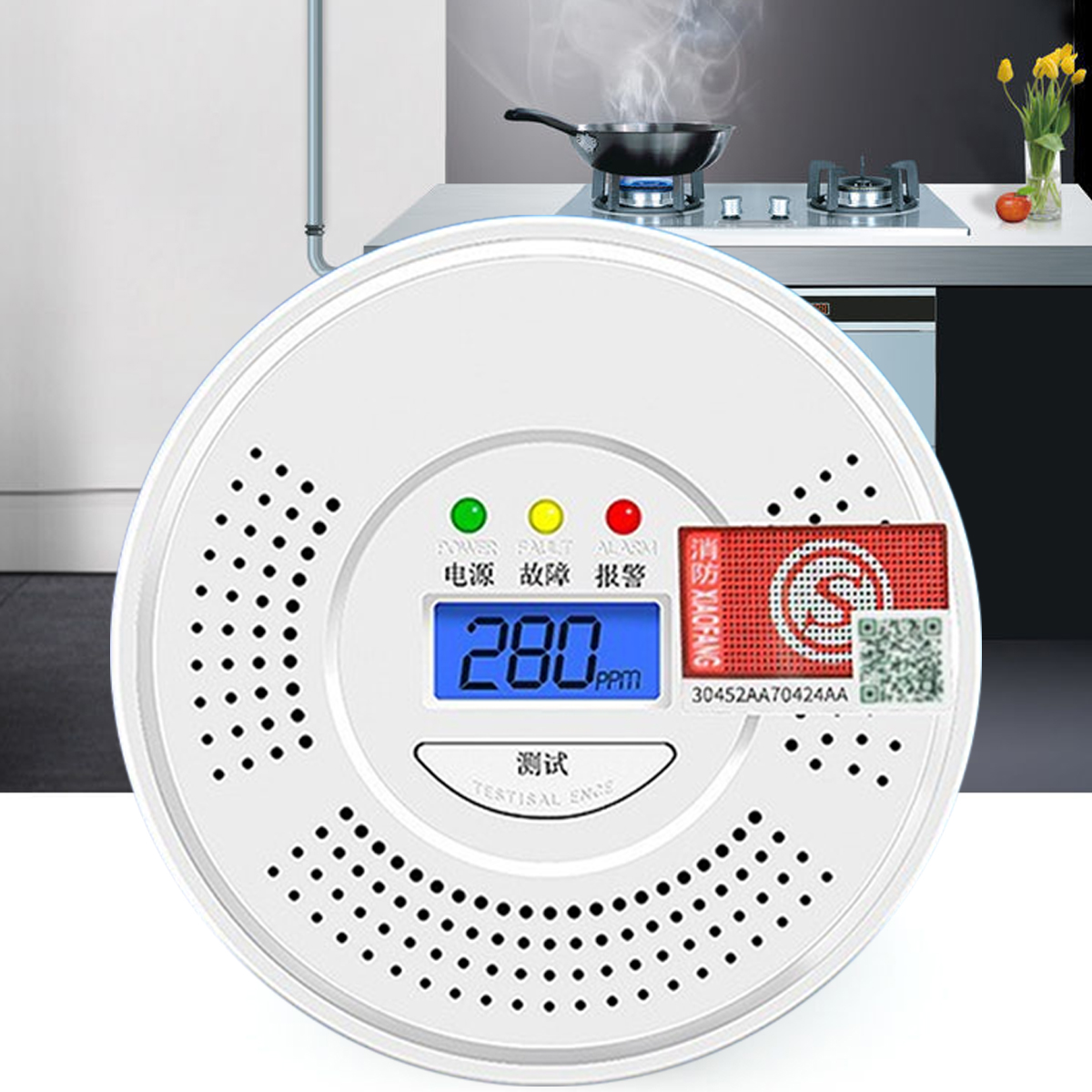 Ein weißer Gasdetektor mit Digitalanzeige, die 280 ppm anzeigt, mit einer Küchenszene im Hintergrund mit einer Pfanne auf dem Herd.