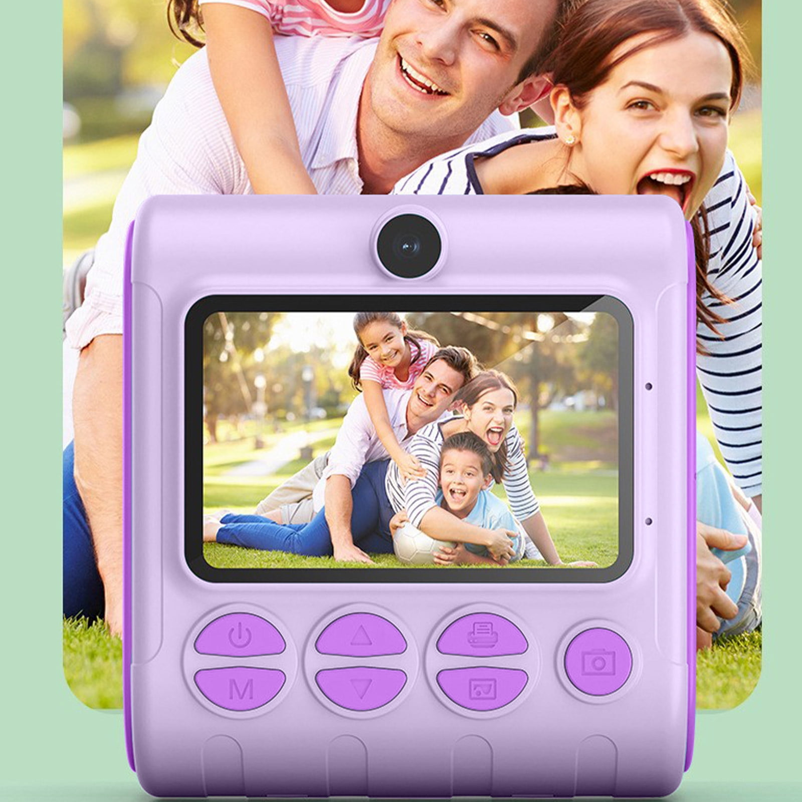 Eine Familie, die ein Foto macht, sichtbar in einer lila Kamera. Im Hintergrund lächeln zwei Erwachsene und zwei Kinder.