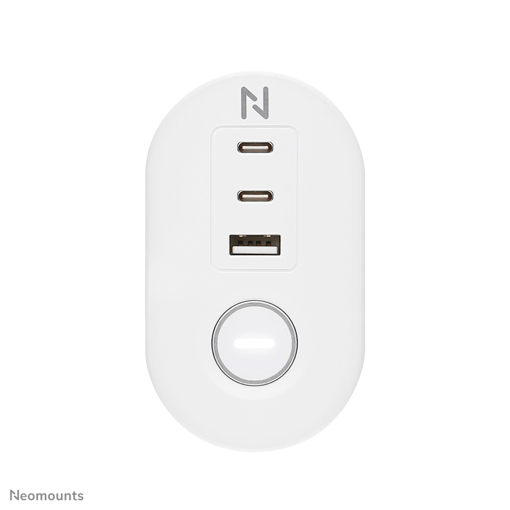 Caricabatterie da parete bianco con porte USB e USB-C. Ha un pulsante di accensione e la lettera 'N'.
