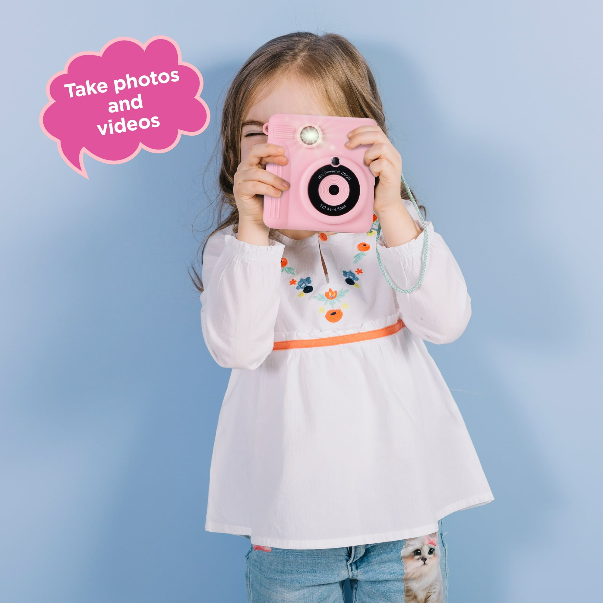 Ein Mädchen mit einer rosa Kamera. Sprechblase sagt: 'Fotos und Videos machen'. Blauer Hintergrund.