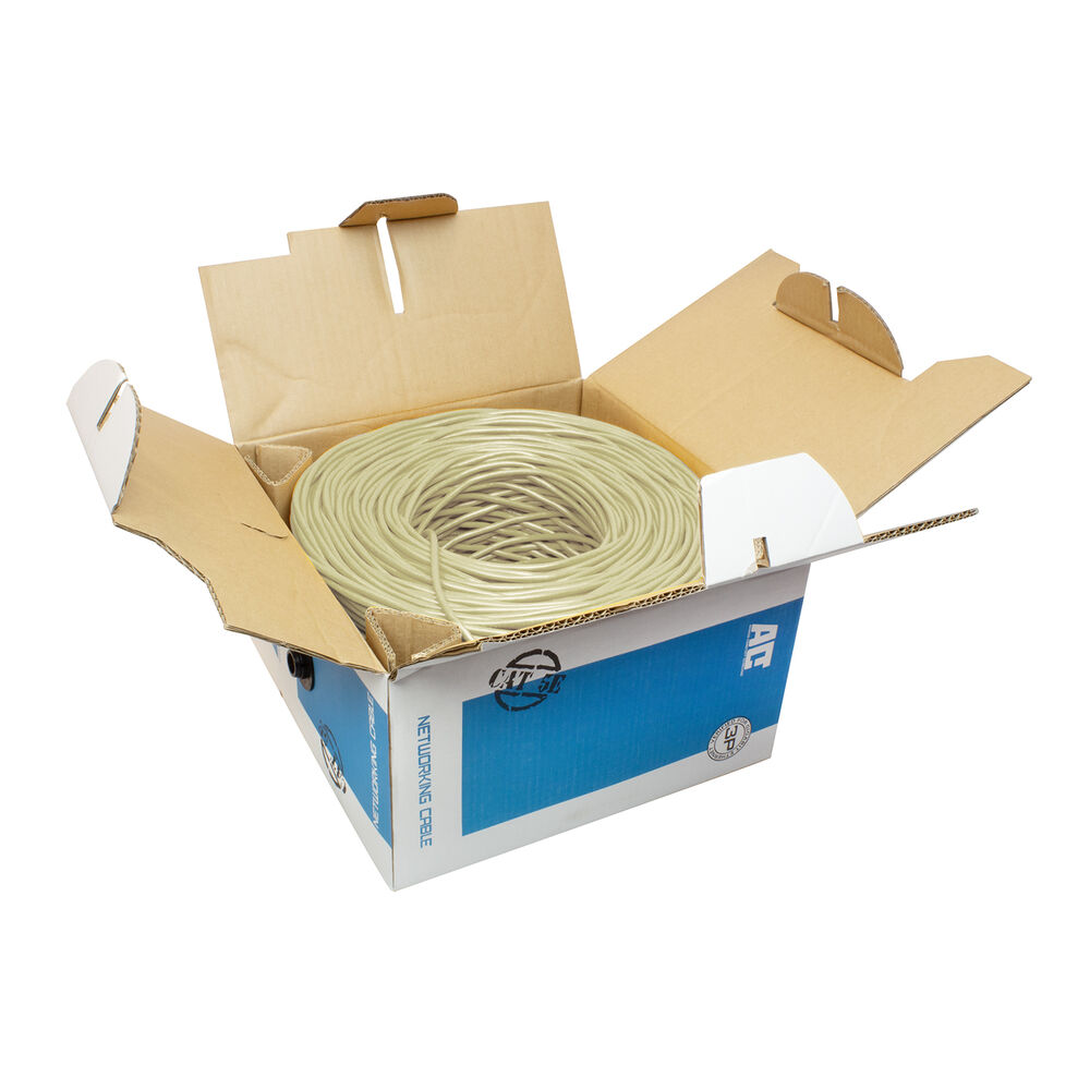 Una scatola contiene un cavo beige arrotolato. La scatola è blu e marrone con testo. Lo sfondo è bianco.