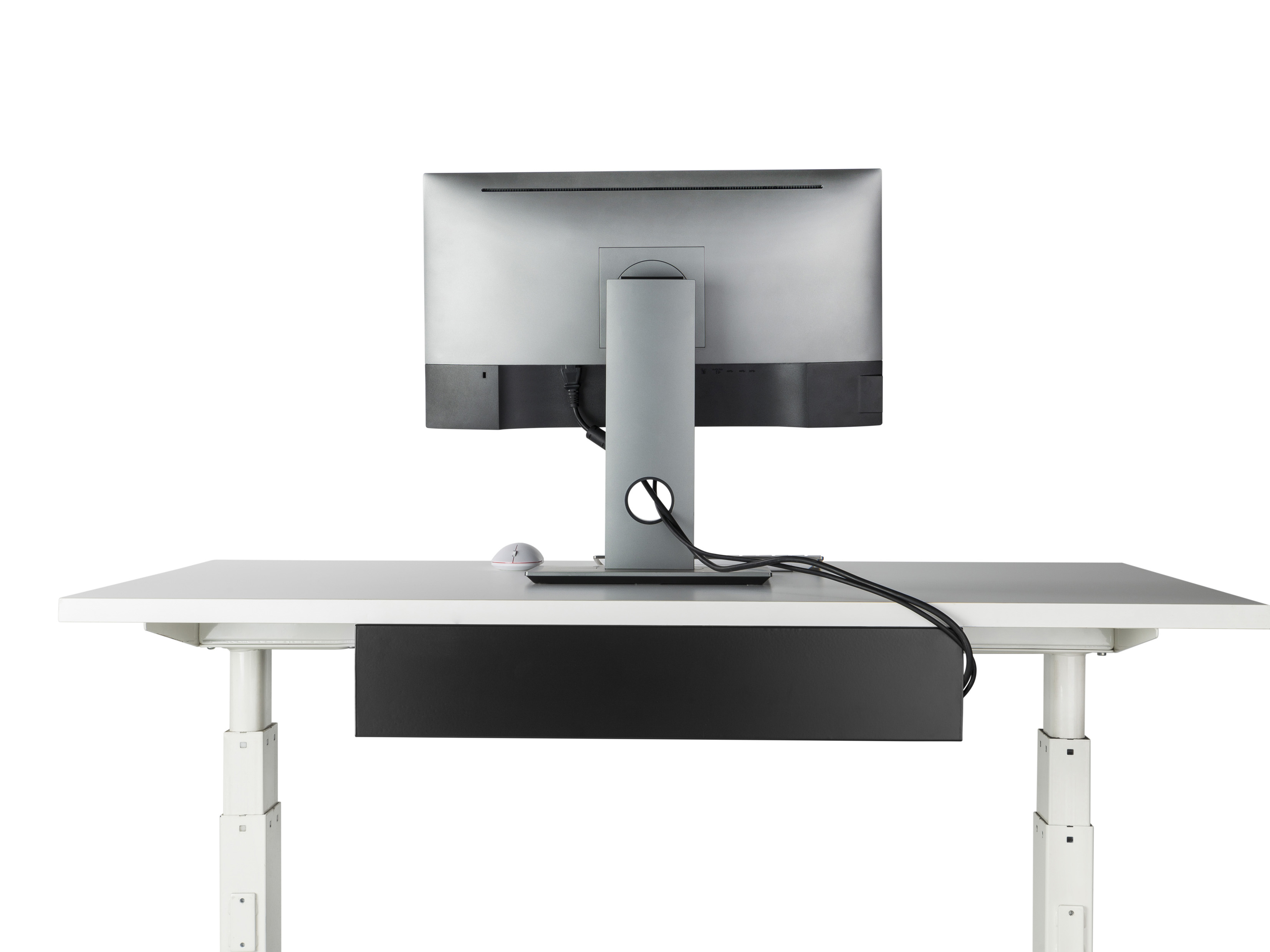 Ein Computermonitor steht auf einem weißen Schreibtisch mit einem schwarzen Kabelorganizer. Eine Maus liegt auf dem Tisch.