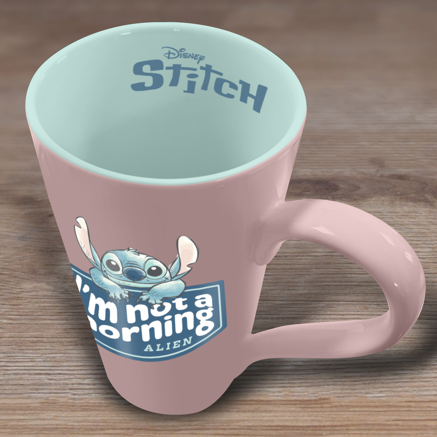 Eine rosa Tasse mit Stitch von Lilo & Stitch. Auf der Tasse steht 'I'm not a morning alien'. Die Innenseite ist hellblau.