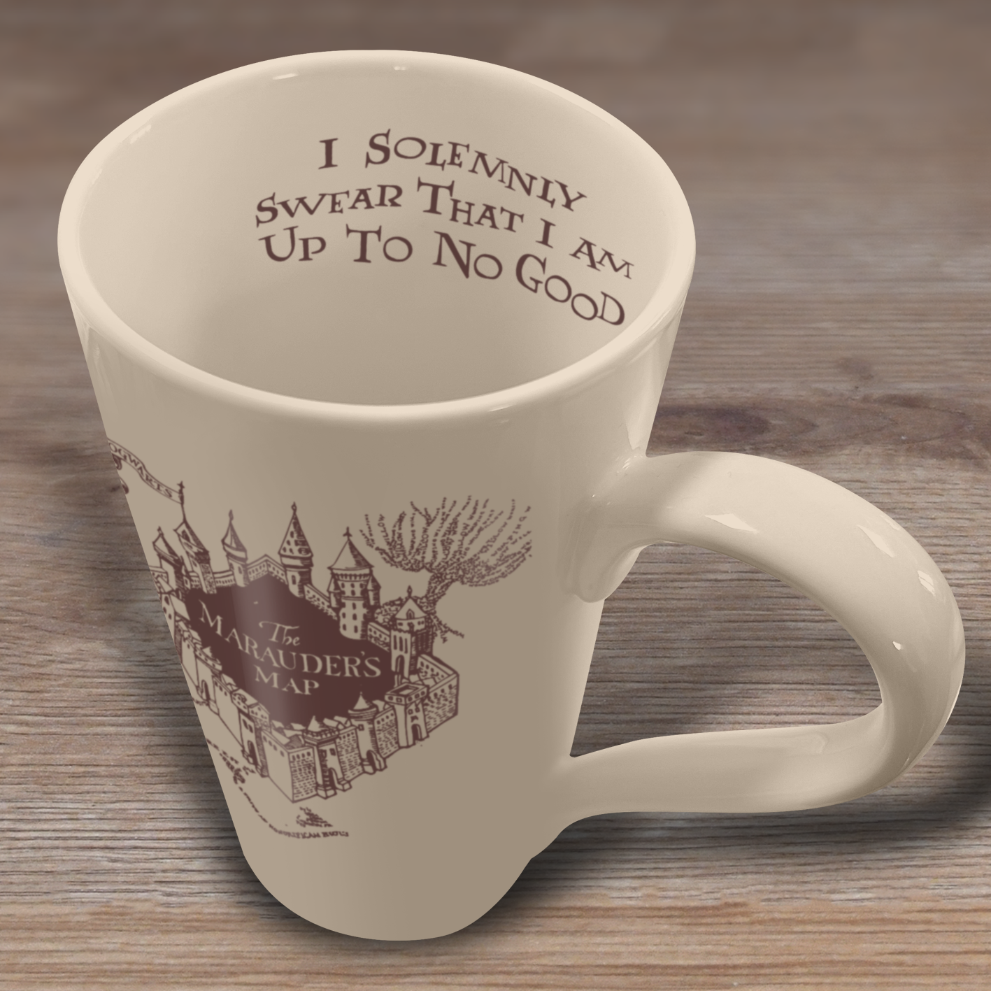 Beigefarbene Tasse mit Henkel. Auf der Tasse steht: 'I solemnly swear that I am up to no good' und ein Kartendesign.