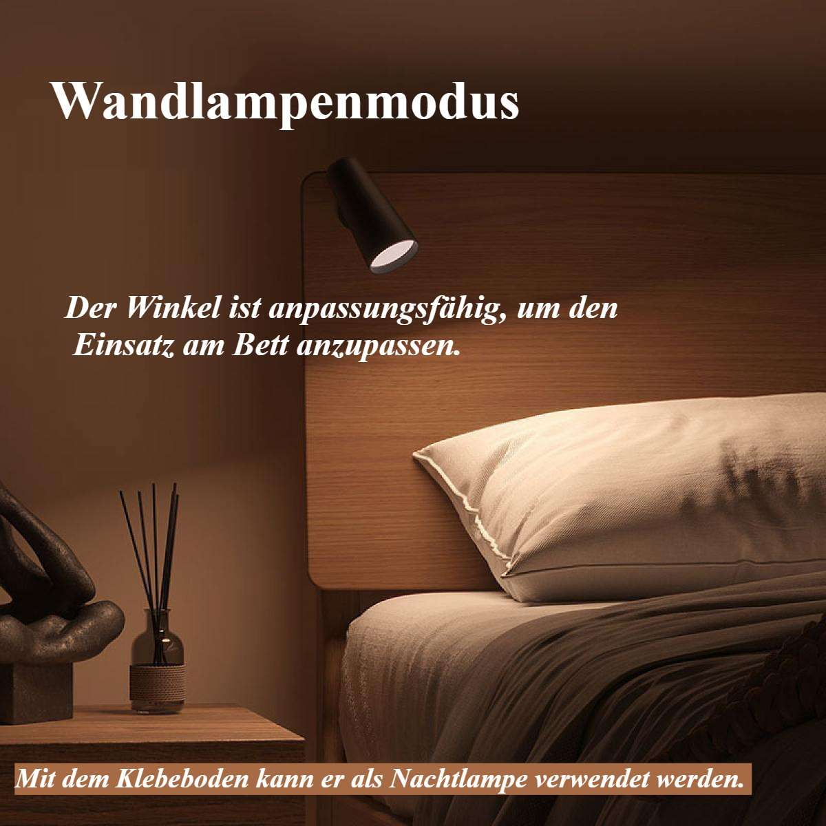 Ein Schlafzimmer mit Wandlampe, Bett und Nachttisch. Über dem Bett befindet sich eine schwarze Lampe. Das Bett hat ein weißes Kissen und eine Decke.