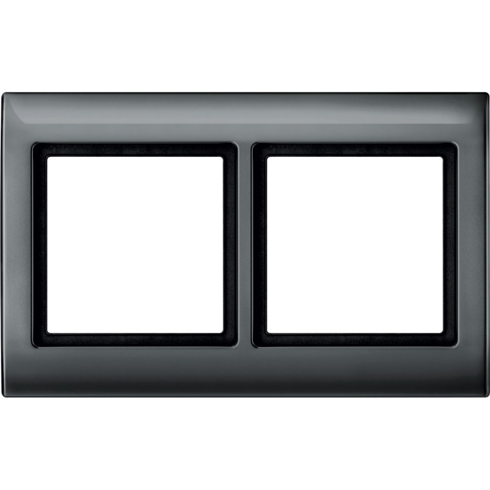 Una copertura per presa elettrica grigio scuro con due aperture quadrate. Le aperture hanno bordi neri e sono vuote, su sfondo bianco.