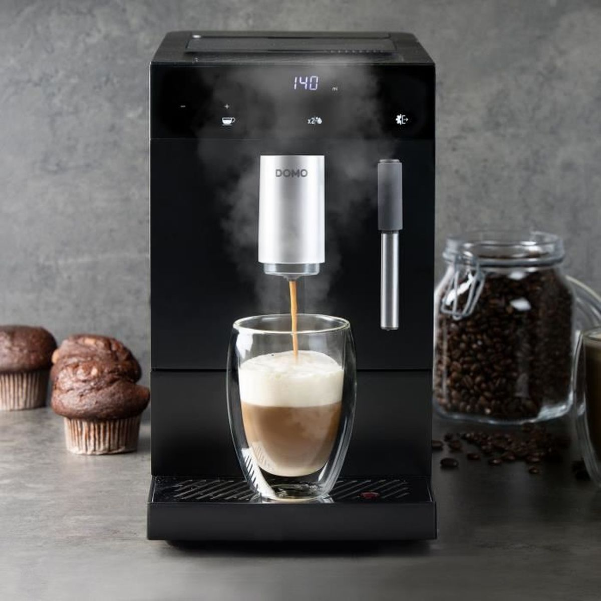 Una macchina da caffè versa il caffè in un bicchiere. Due muffin e un barattolo di chicchi di caffè sono visibili nell'immagine.