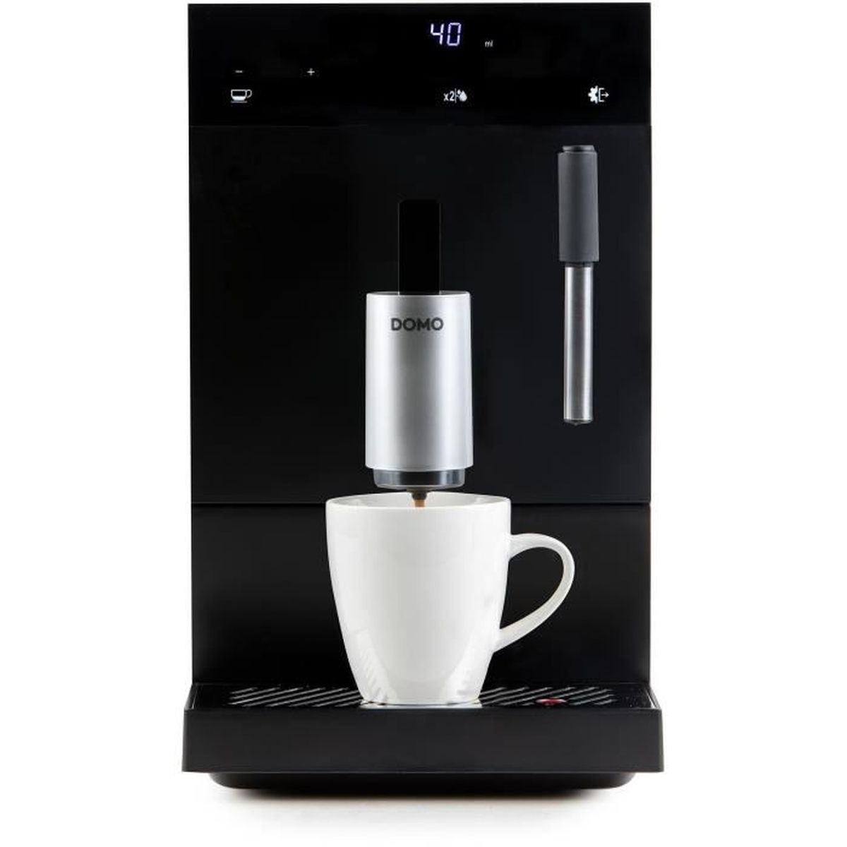 Una macchina da caffè che eroga caffè in una tazza bianca. La macchina è nera e argentata, con display digitale. Il marchio è DOMO.