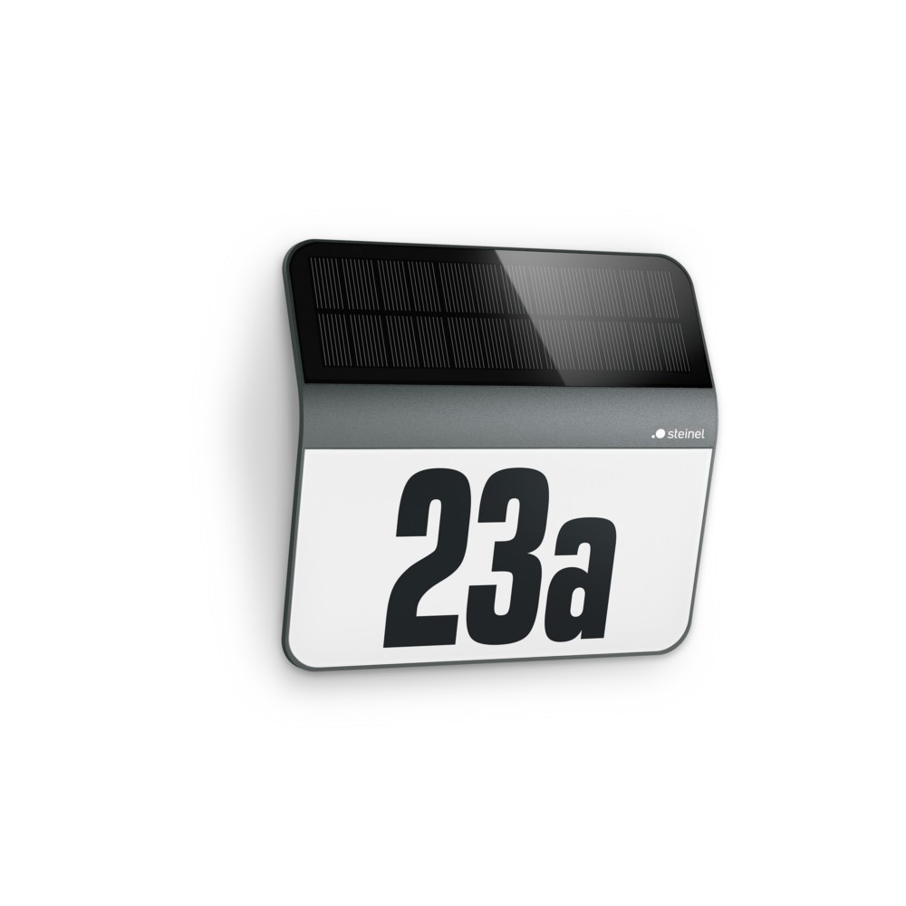 Un moderno numero civico con pannello solare. Rettangolo bianco con il numero 23a nero. Cornice grigia e pannello solare nero.