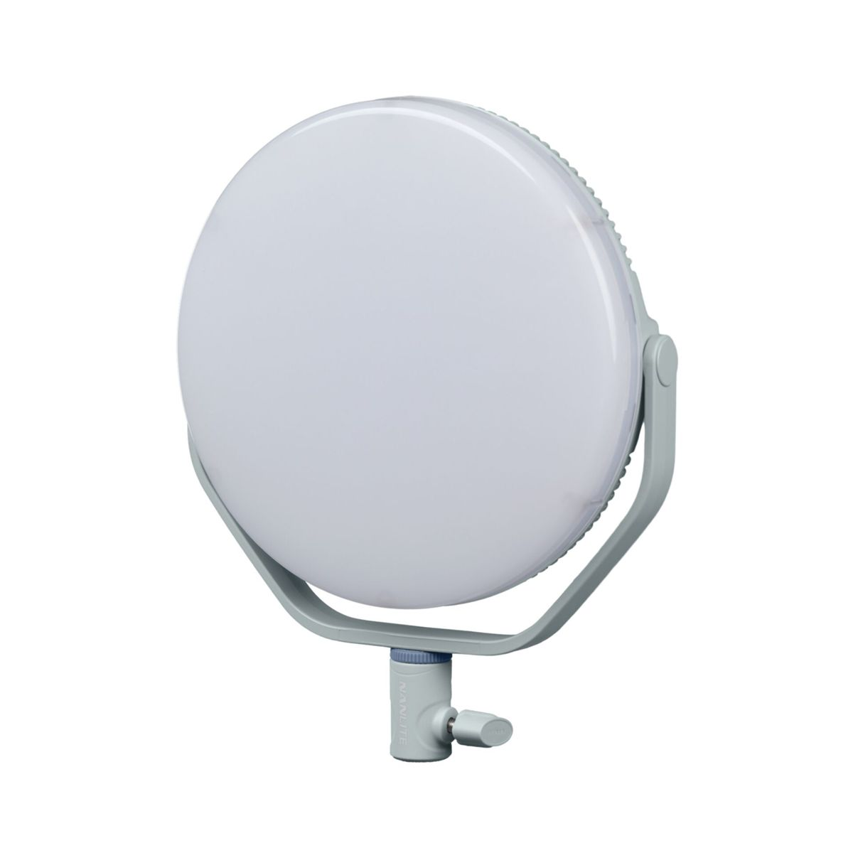 Una luce LED rotonda e bianca con telaio e supporto grigi. La luce è accesa, che illumina brillantemente. Isolato su sfondo bianco.
