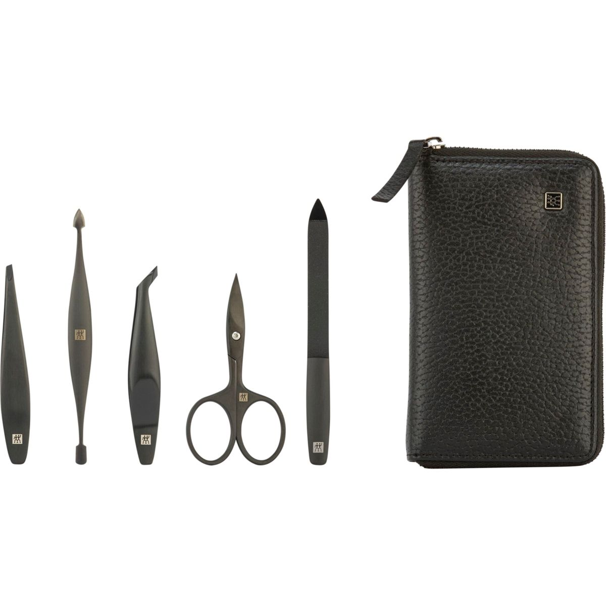 Ein schwarzes Maniküre-Set mit Pinzette, Schere, Nagelfeile und einer schwarzen Ledertasche auf weißem Hintergrund.