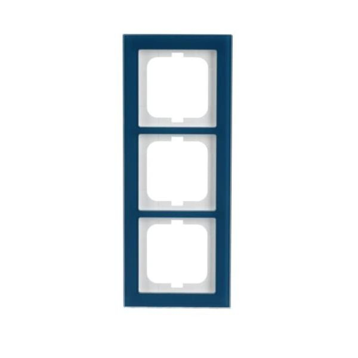 Una placca da parete rettangolare blu scuro con tre aperture quadrate bianche. La placca è su uno sfondo bianco.