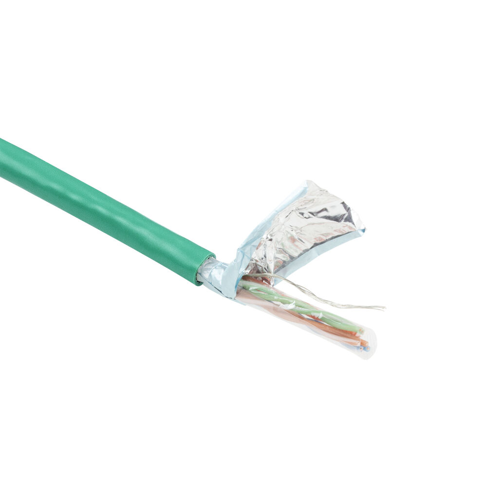 Un cavo verde con fili esposti e schermatura metallica. I fili sono arancioni, verdi e bianchi. Lo sfondo è bianco.